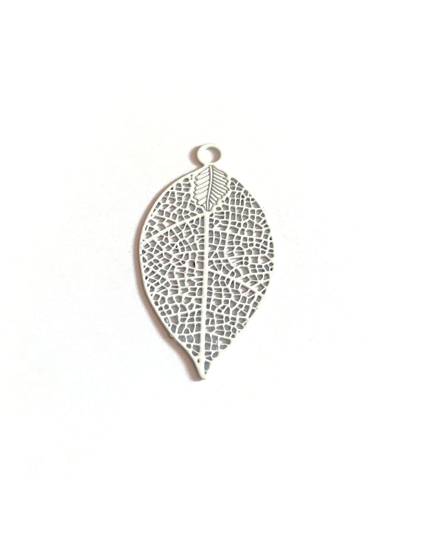 perlesetcreationbijoux-estampe-filigrane-feuille-38x20mm-blanc