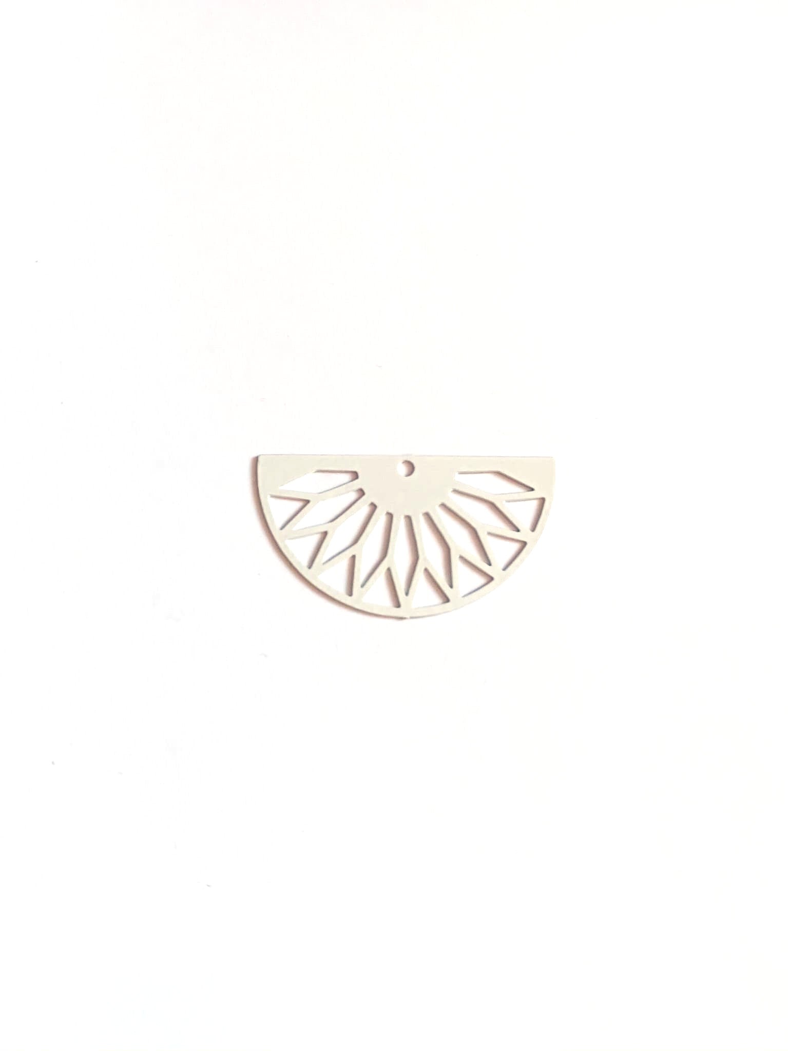 perlesetcreationbijoux-estampe-filigrane-demi-lune-16x30mm-blanc