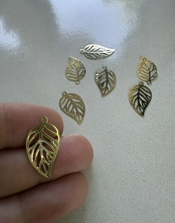 perlesetcreationbijoux - Breloque filigrane feuille en métal - 21x12 mm dorée