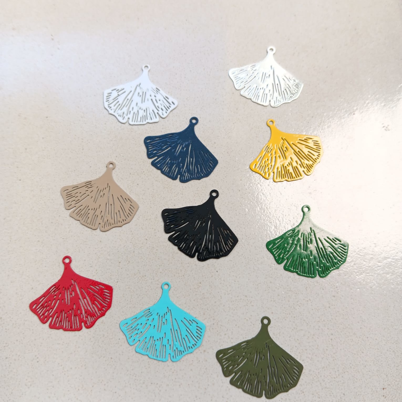 perlesetcreationbijoux - estampes filigranes feuille de ginkgo 20x25 mm  de différentes couleurs