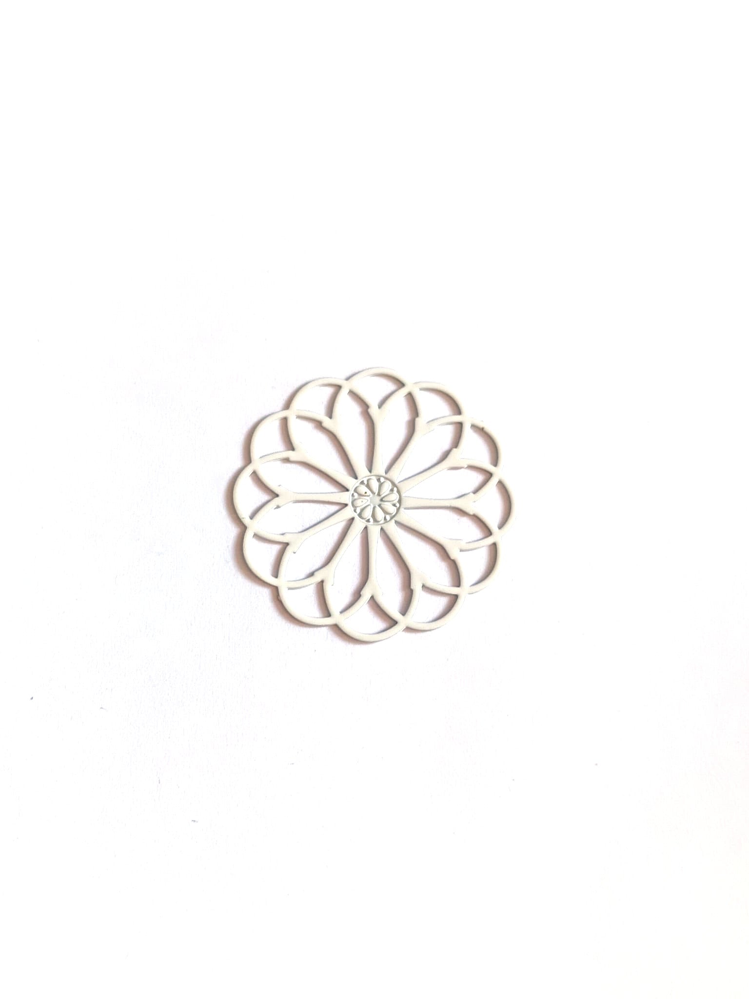perlesetcreationbijoux-estampe-filigrane-fleur-28mm-blanc