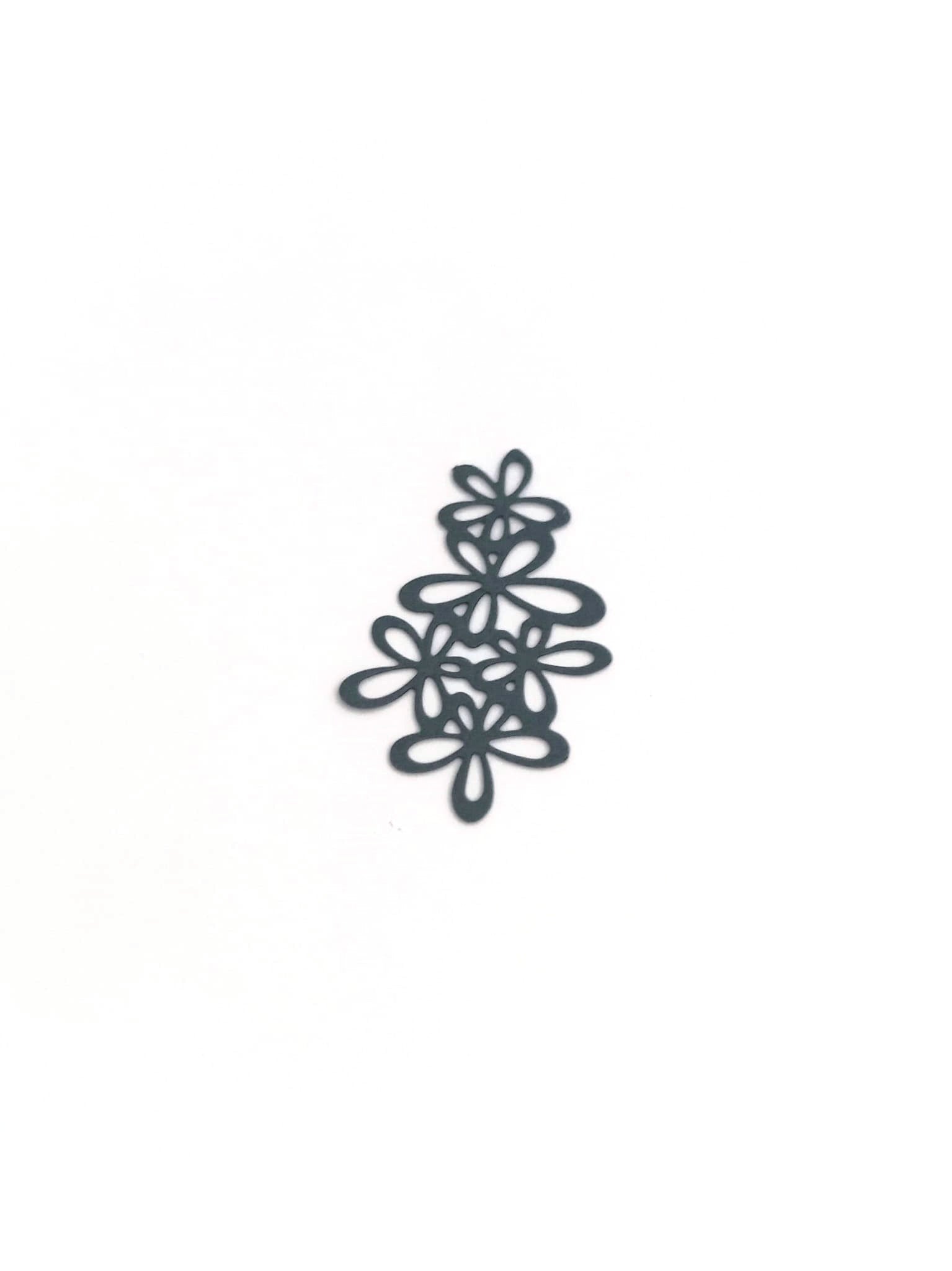 perlesetcreationbijoux-estampe-filigrane-fleurs-grise