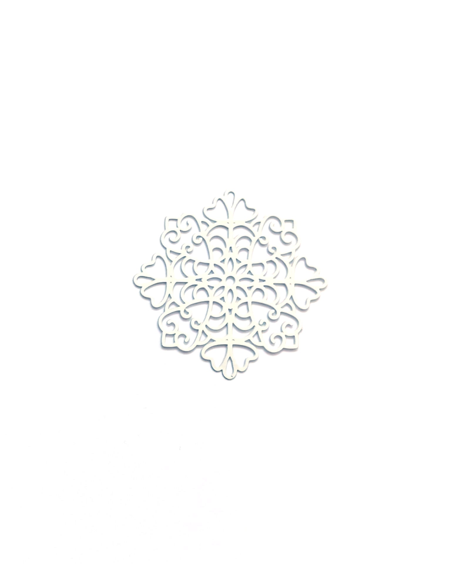 perlesetcreationbijoux - estampe filigrane flocon de neige en métal de 38 mm blanche