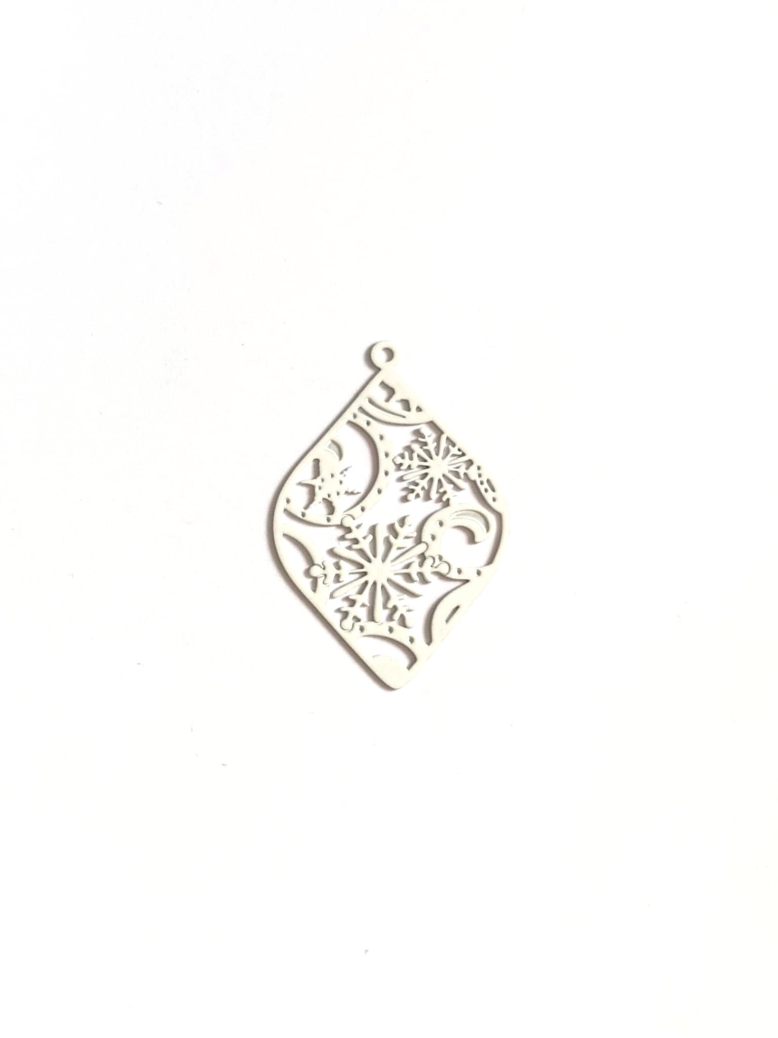 perlesetcreationbijoux-estampe-filigrane-goutte-38x25mm-blanc