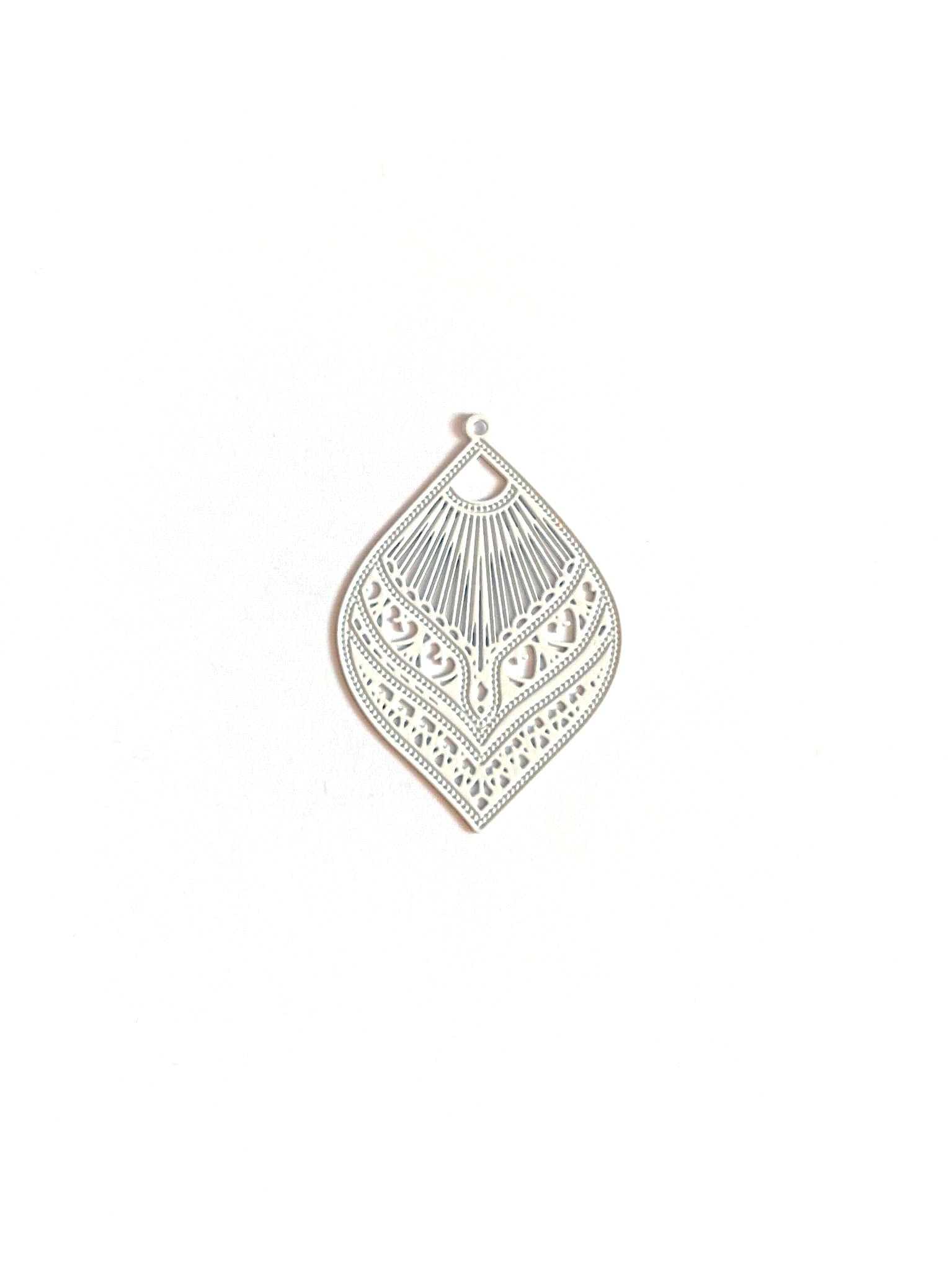 perlesetcreationbijoux-estampe-filigrane-goutte-39x26mm-blanc