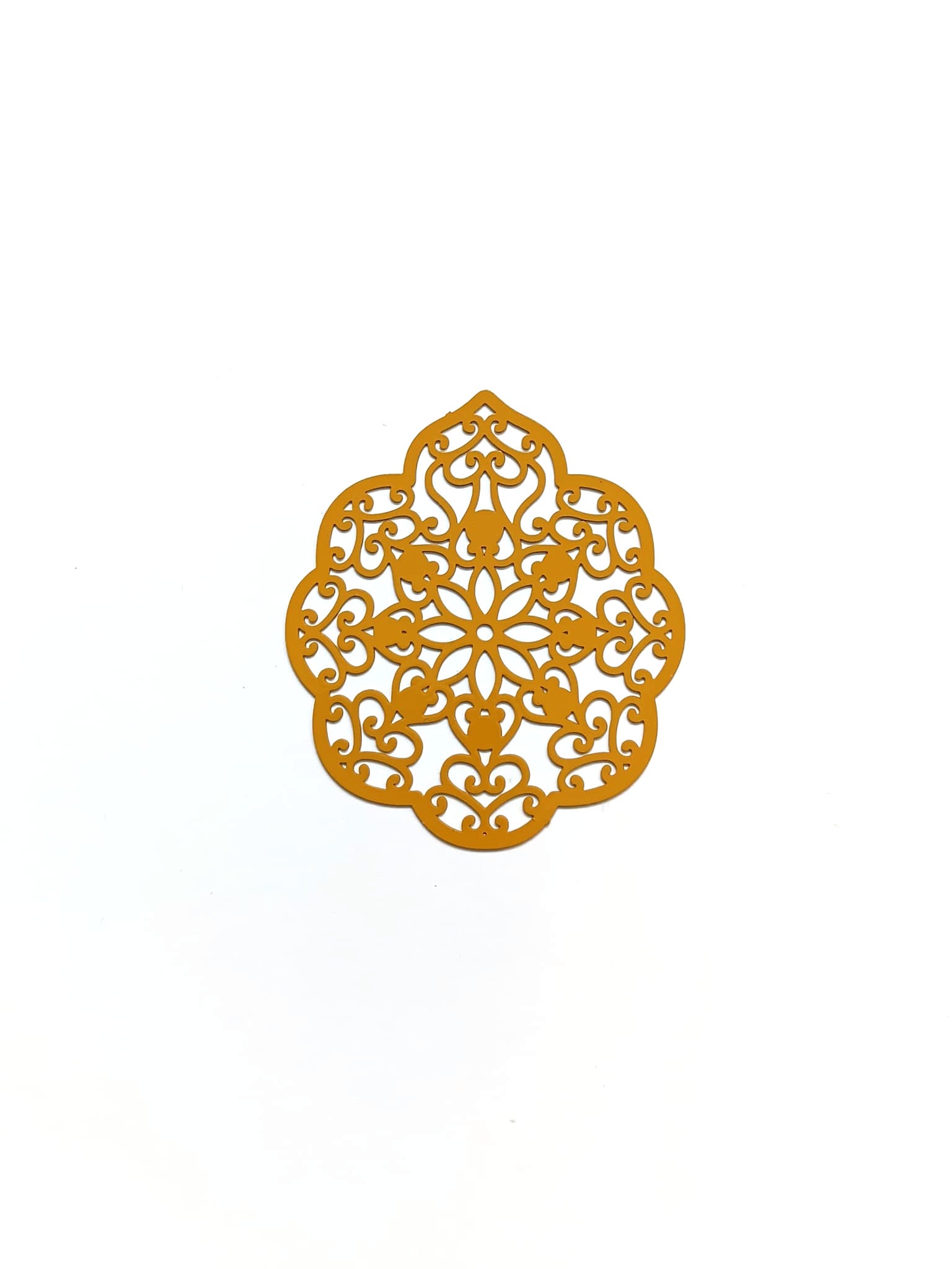 perlesetcreationbijoux-estampe-filigrane-goutte-50x43mm-jaune-moutarde