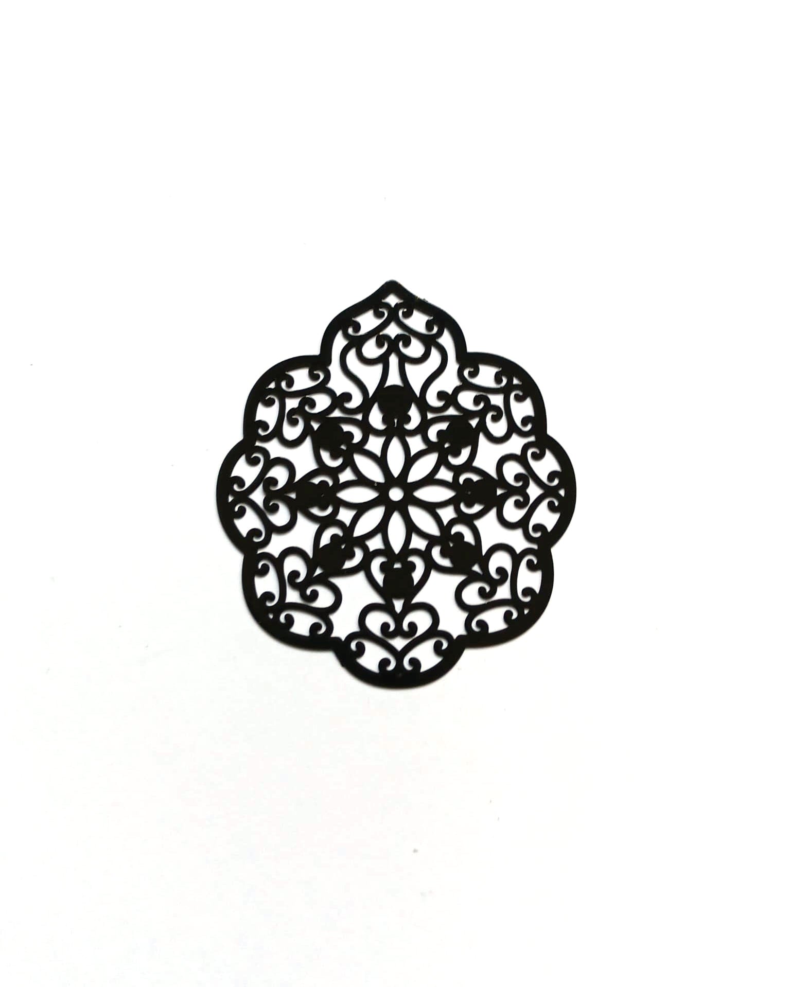 perlesetcreationbijoux-estampe-filigrane-goutte-50x43mm-noir