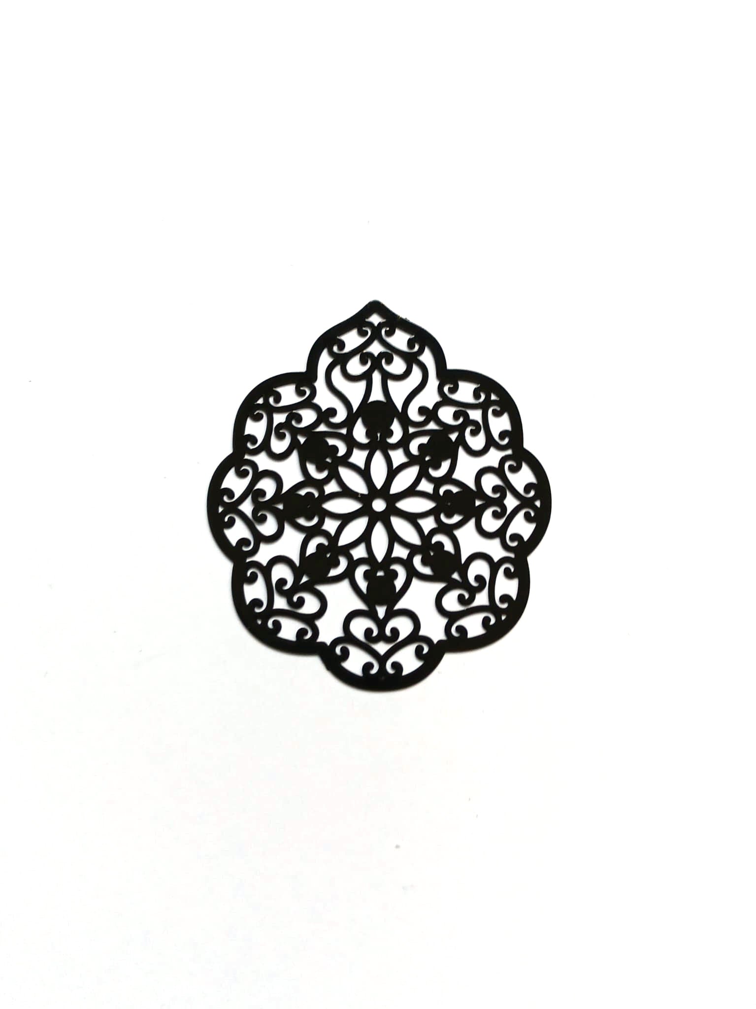 perlesetcreationbijoux-estampe-filigrane-goutte-50x43mm-noir