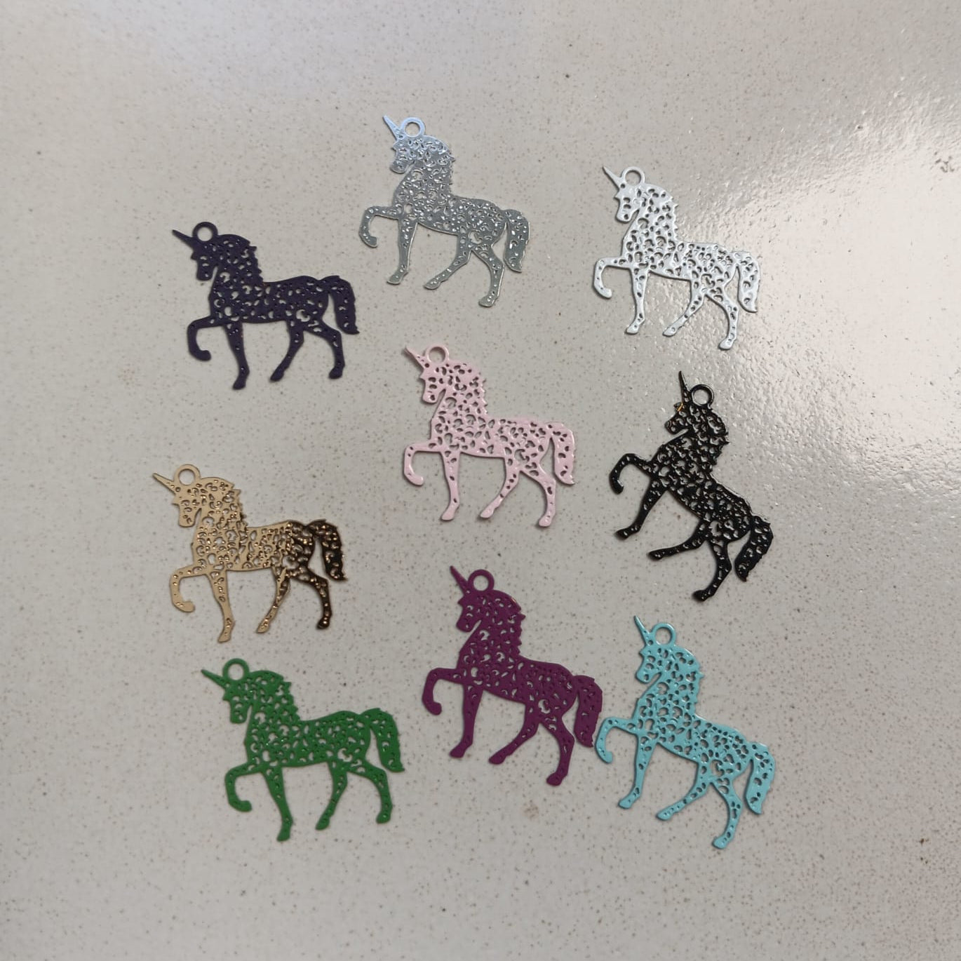 perlesetcreationbijoux - estampes filigranes licorne 21x23 mm de différentes couleurs