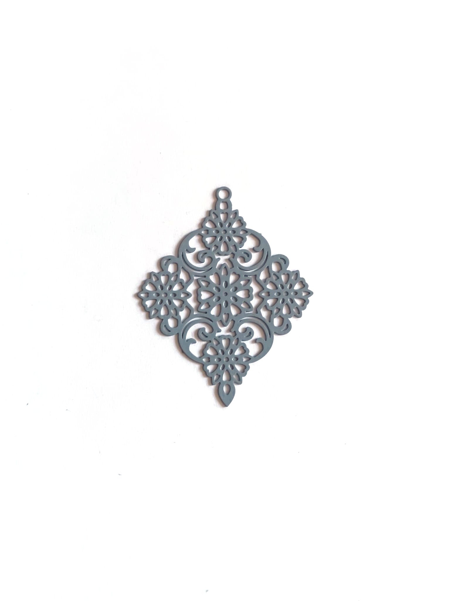 perlesetcreationbijoux-estampe-filigrane-losange-40x30mm-gris