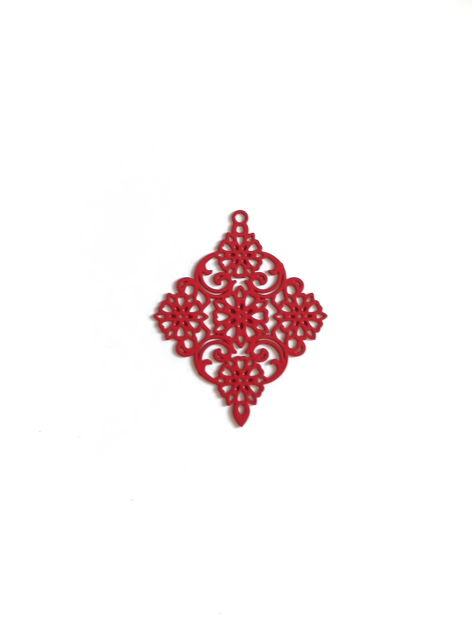 perlesetcreationbijoux-estampe-filigrane-losange-40x30mm-rouge