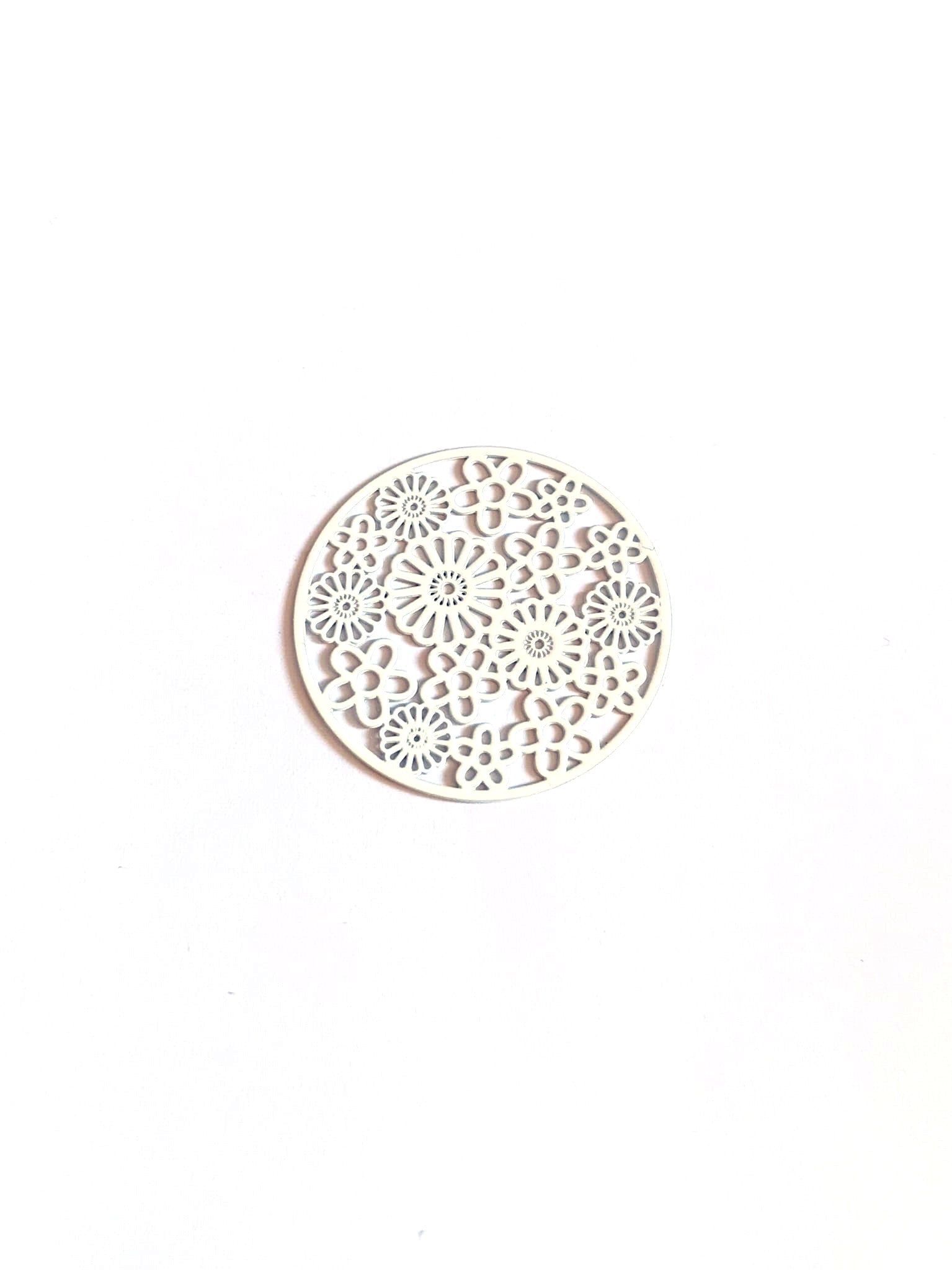 perlesetcreationbijoux-estampe-filigrane-rond-fleuri-32mm-blanc