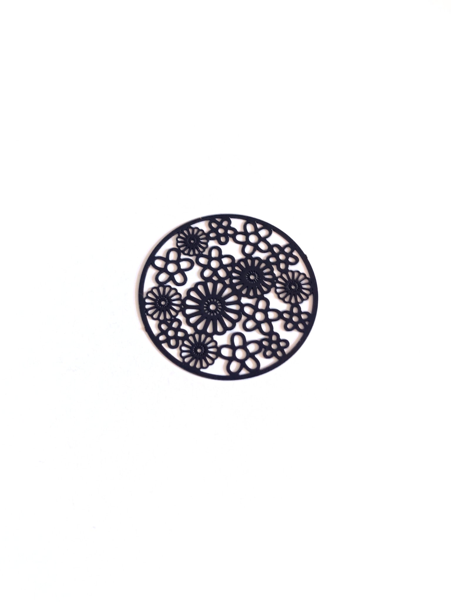 perlesetcreationbijoux-estampe-filigrane-rond-fleuri-32mm-bleu-marine