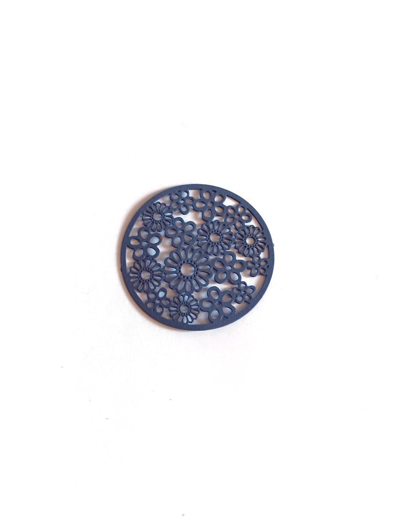 perlesetcreationbijoux-estampe-filigrane-rond-fleuri-32mm-gris