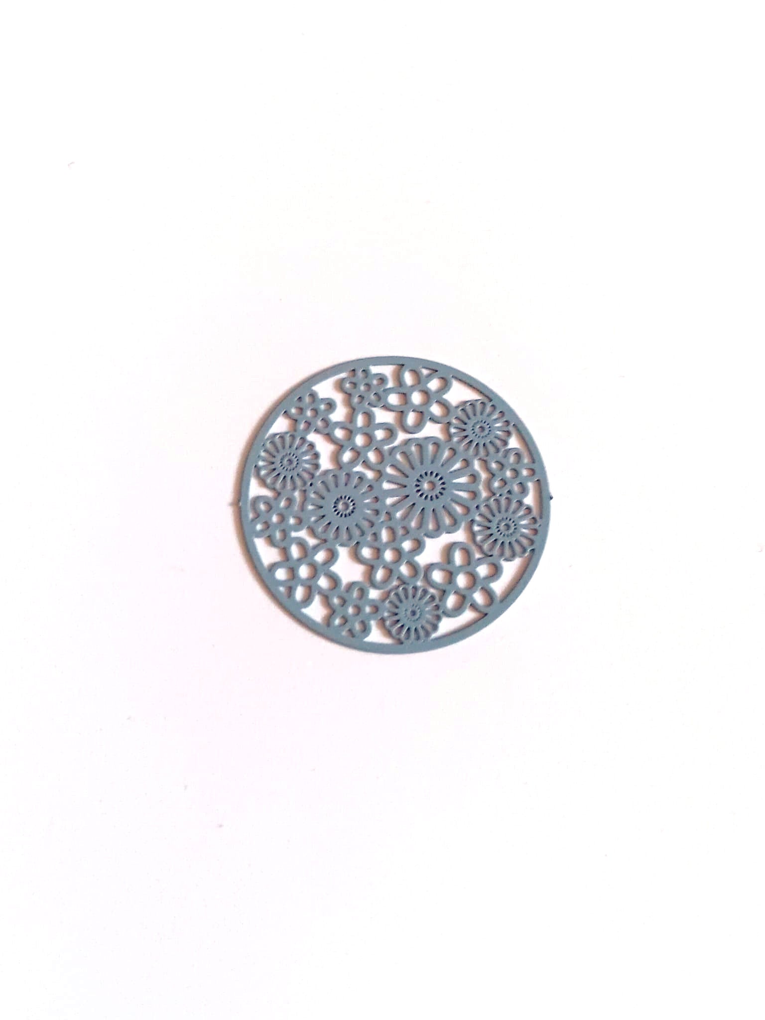 perlesetcreationbijoux-estampe-filigrane-rond-fleuri-32mm-gris-clair