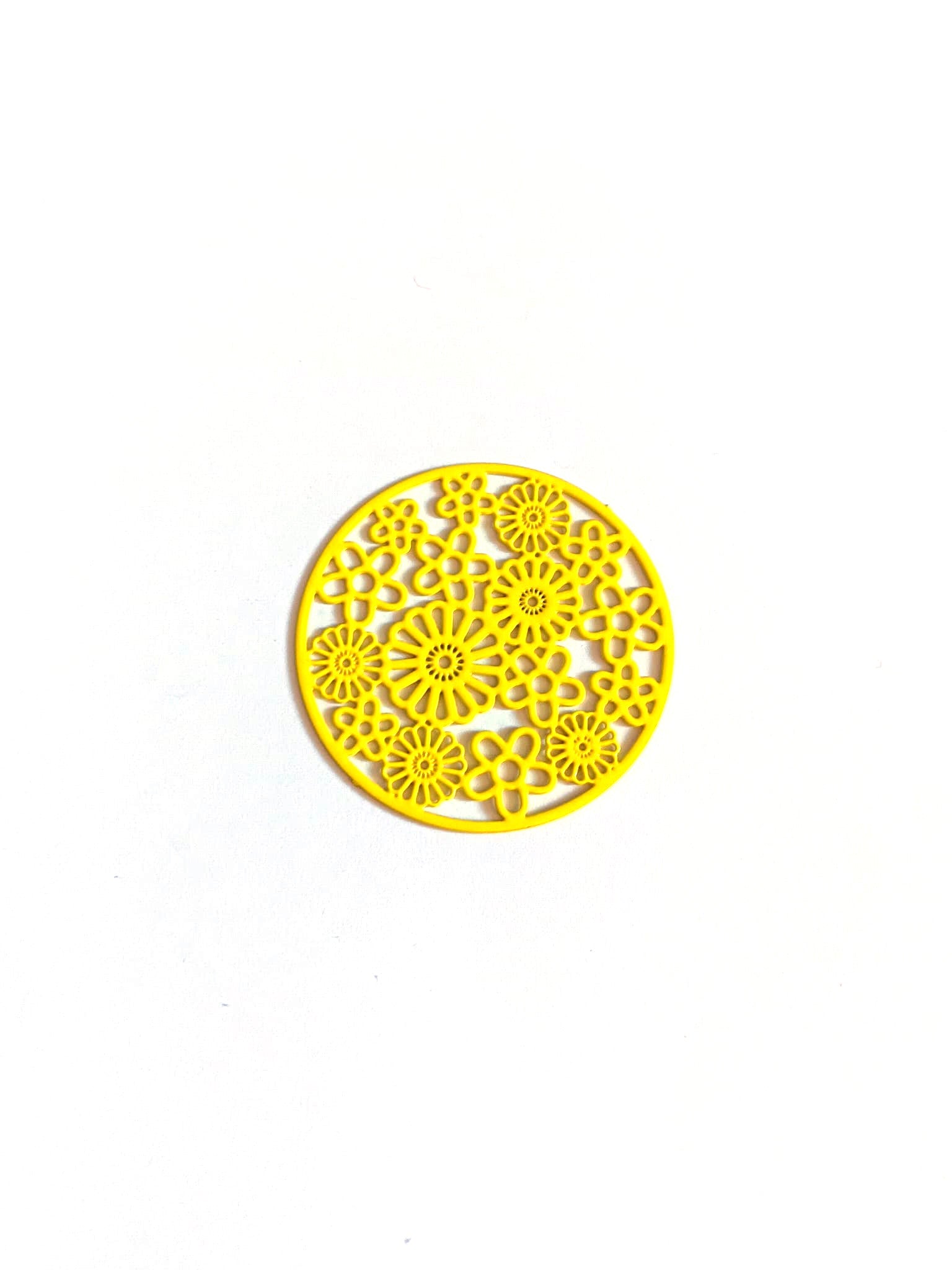 perlesetcreationbijoux-estampe-filigrane-rond-fleuri-32mm-jaune