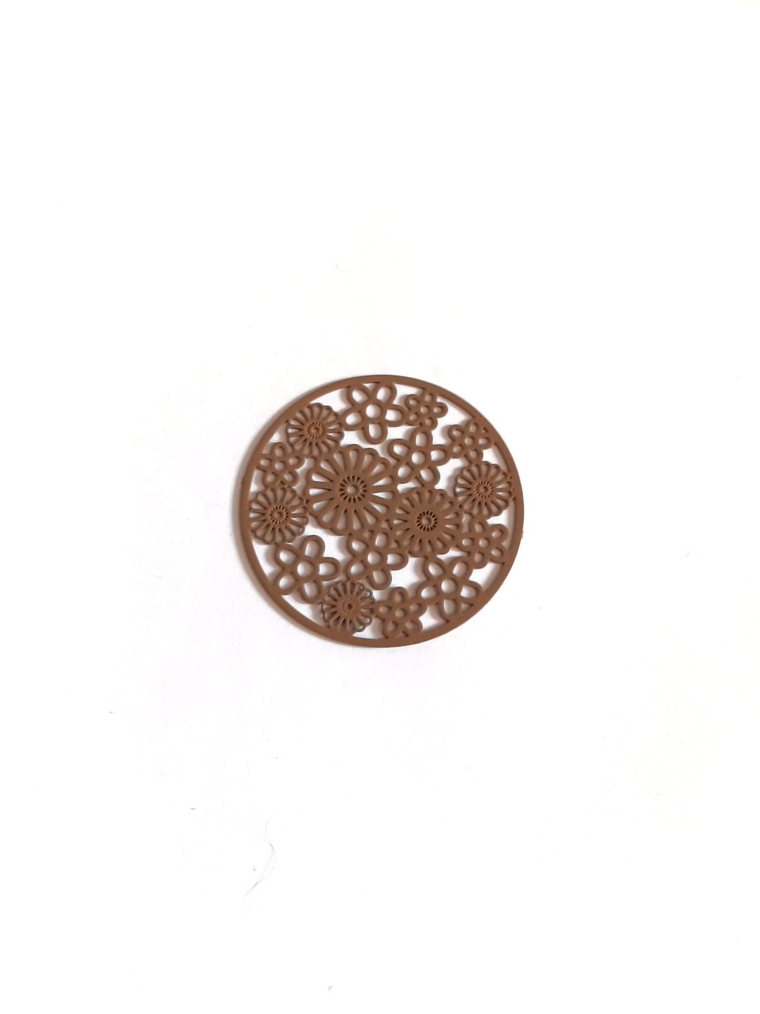 perlesetcreationbijoux-estampe-filigrane-rond-fleuri-32mm-marron