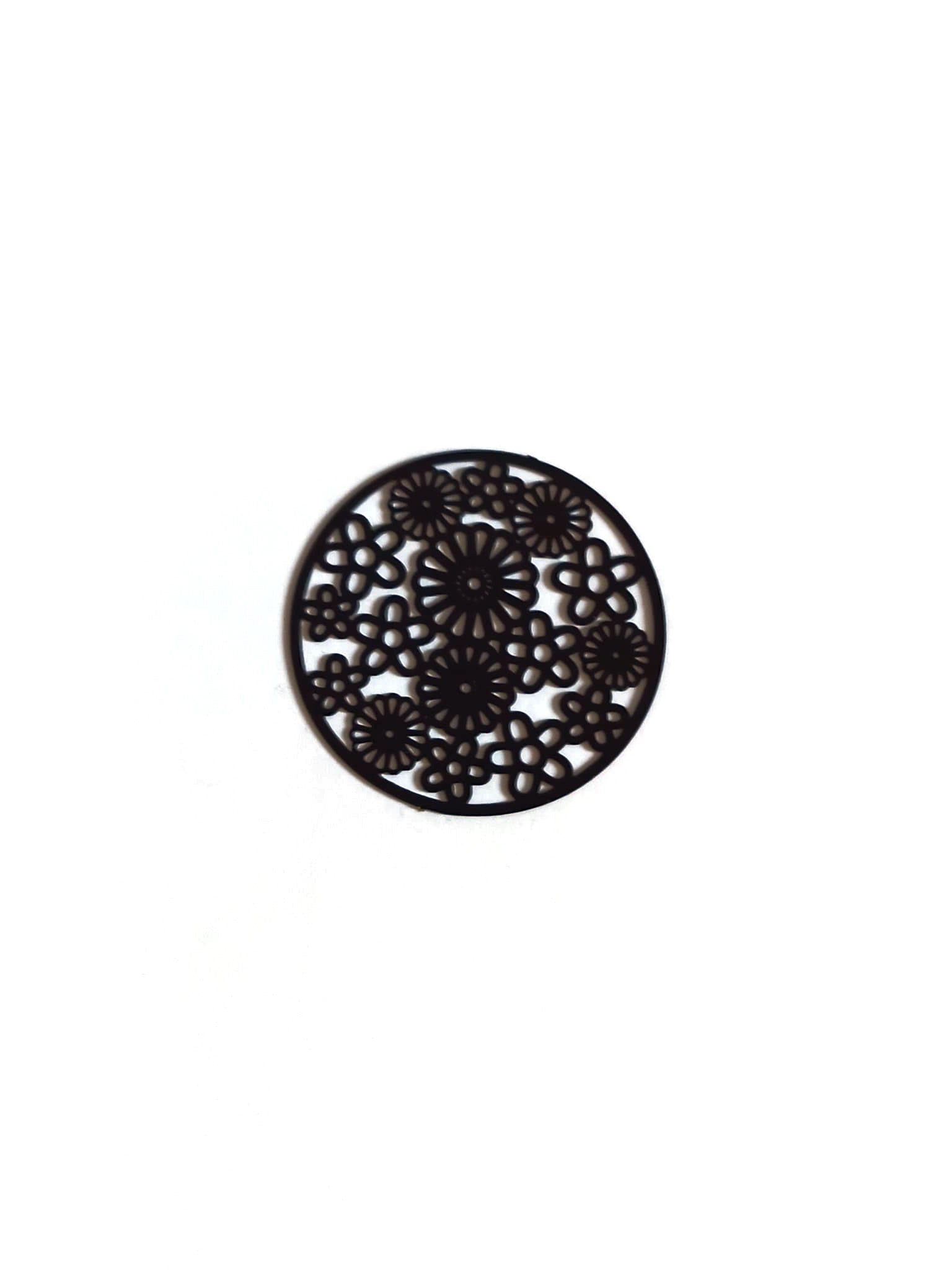 perlesetcreationbijoux-estampe-filigrane-rond-fleuri-32mm-noir
