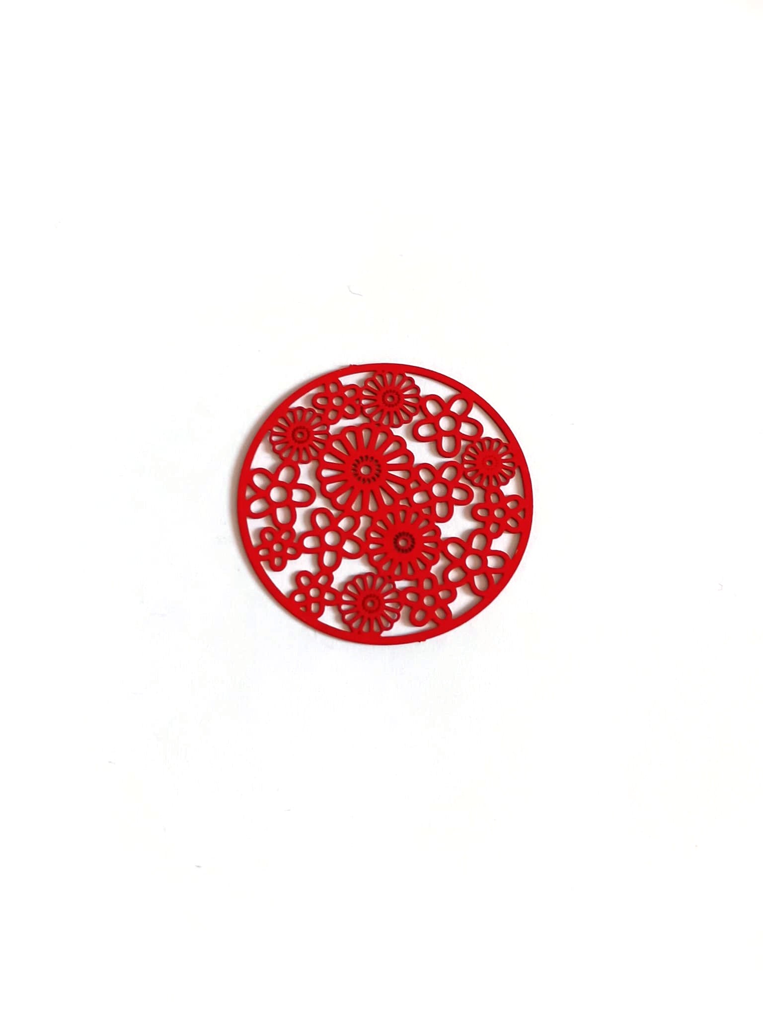 perlesetcreationbijoux-estampe-filigrane-rond-fleuri-32mm-rouge