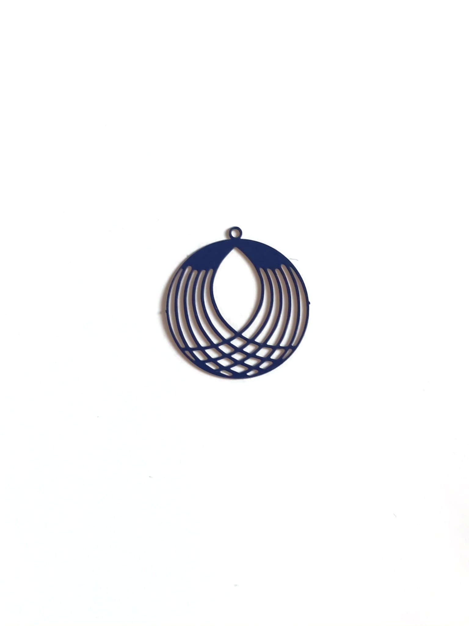 perlesetcreationbijoux-estampe-filigrane-ronde-27x25mm-bleu-marine