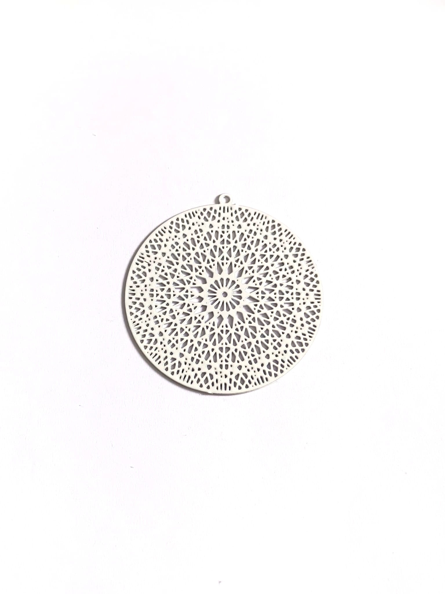 perlesetcreationbijoux-estampe-filigrane-ronde-37x35mm-blanc