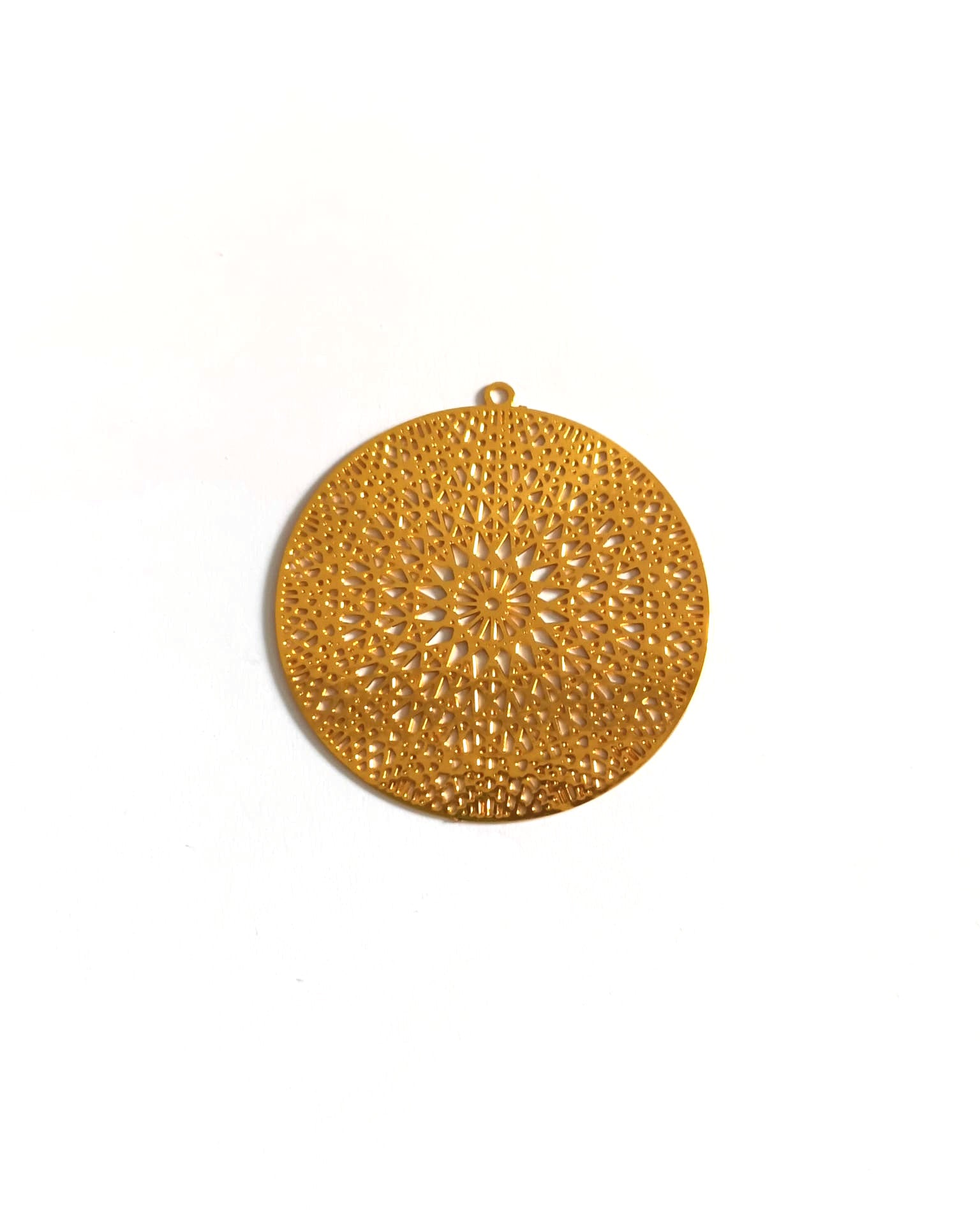 perlesetcreationbijoux-estampe-filigrane-ronde-37x35mm-dore