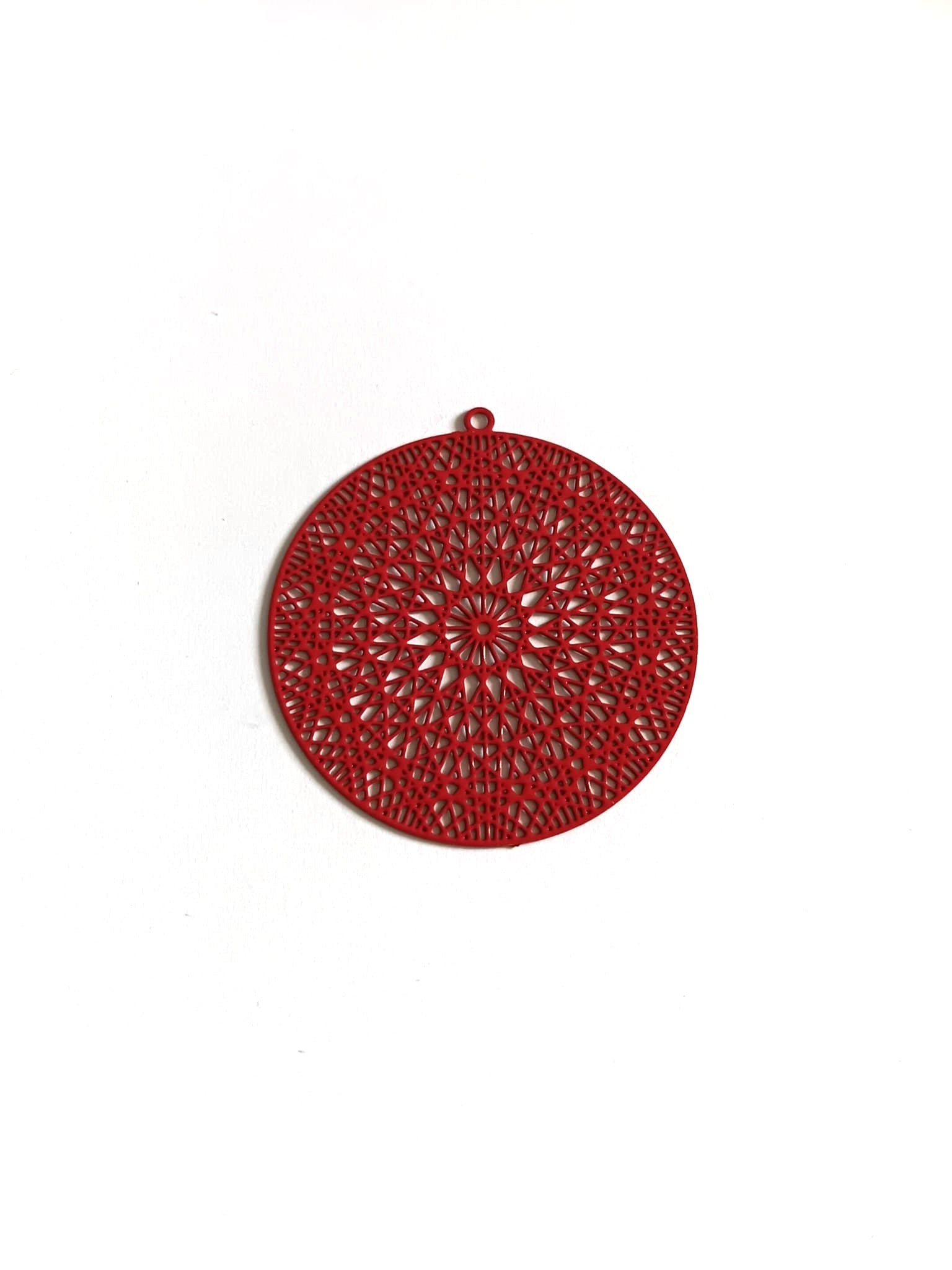 perlesetcreationbijoux-estampe-filigrane-ronde-37x35mm-rouge