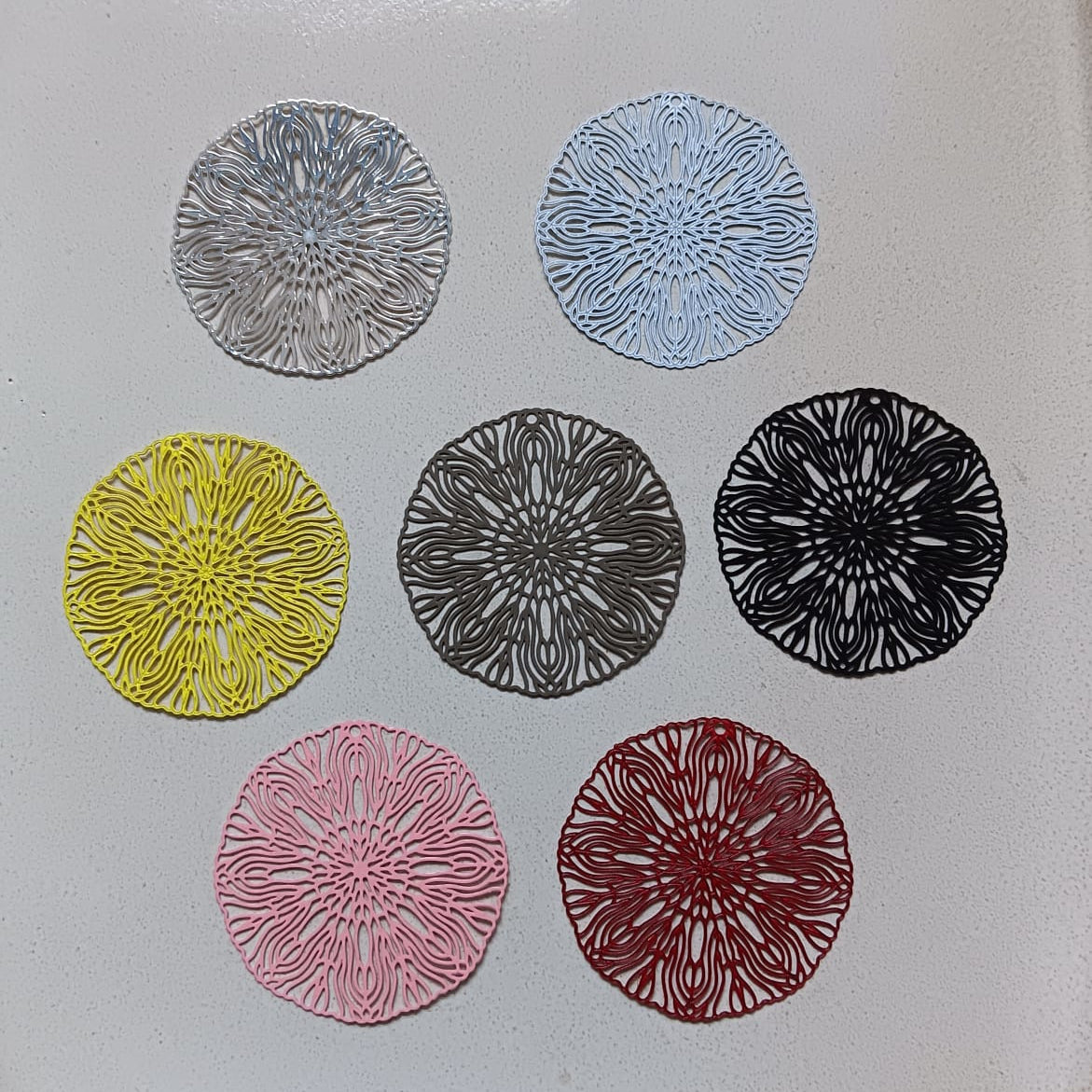 perlesetcreationbijoux - estampe filigrane ronde en métal de 40 mm de différentes couleurs