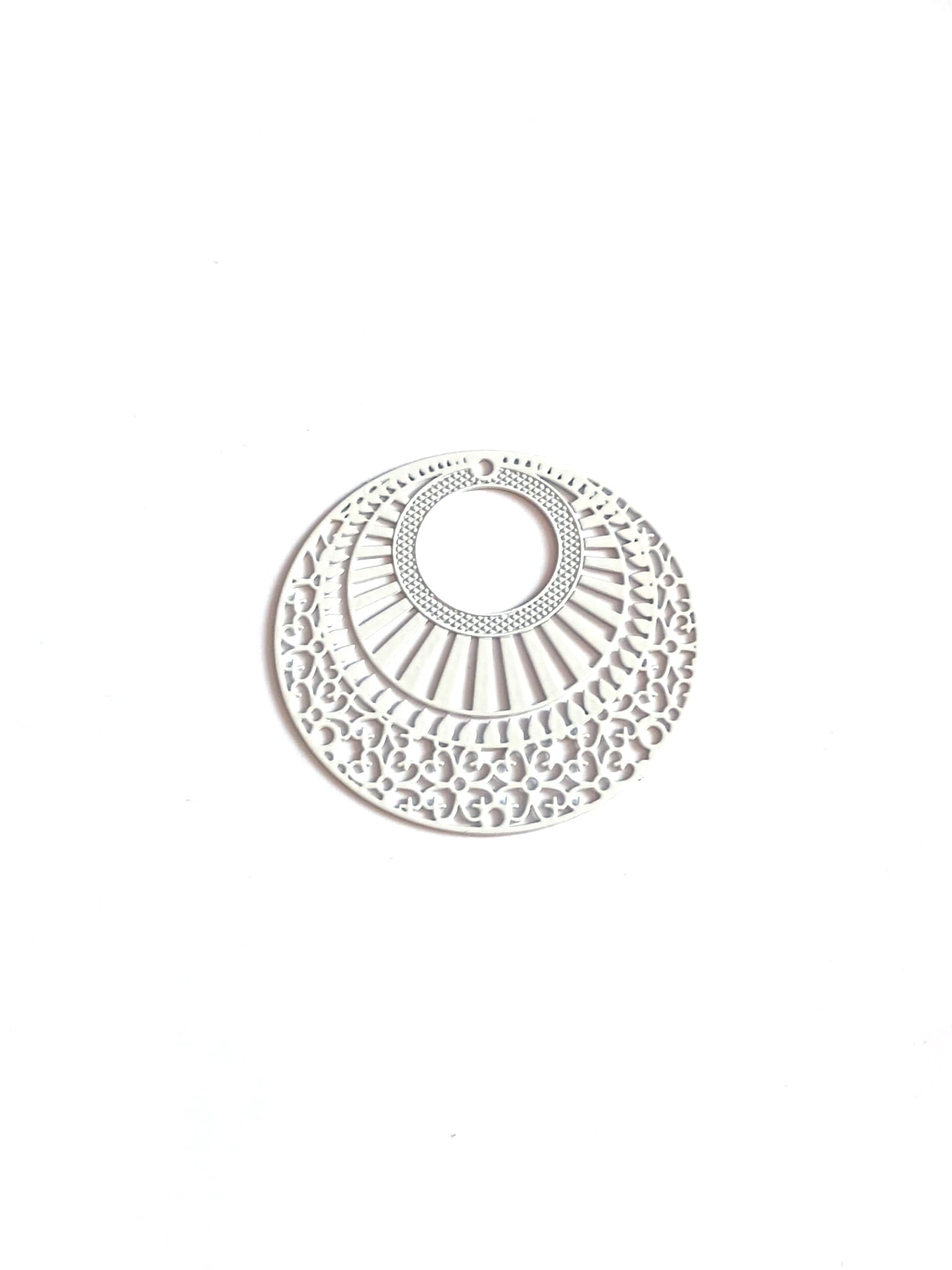 perlesetcreationbijoux-estampe-filigrane-rosace-35x38mm-blanc