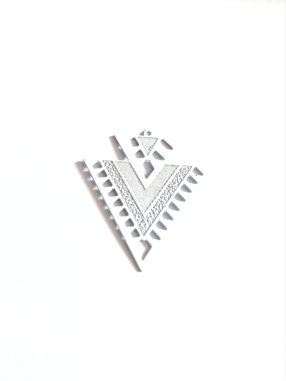 perlesetcreationbijoux-estampe-filigrane-triangle-31x26mm-blanc