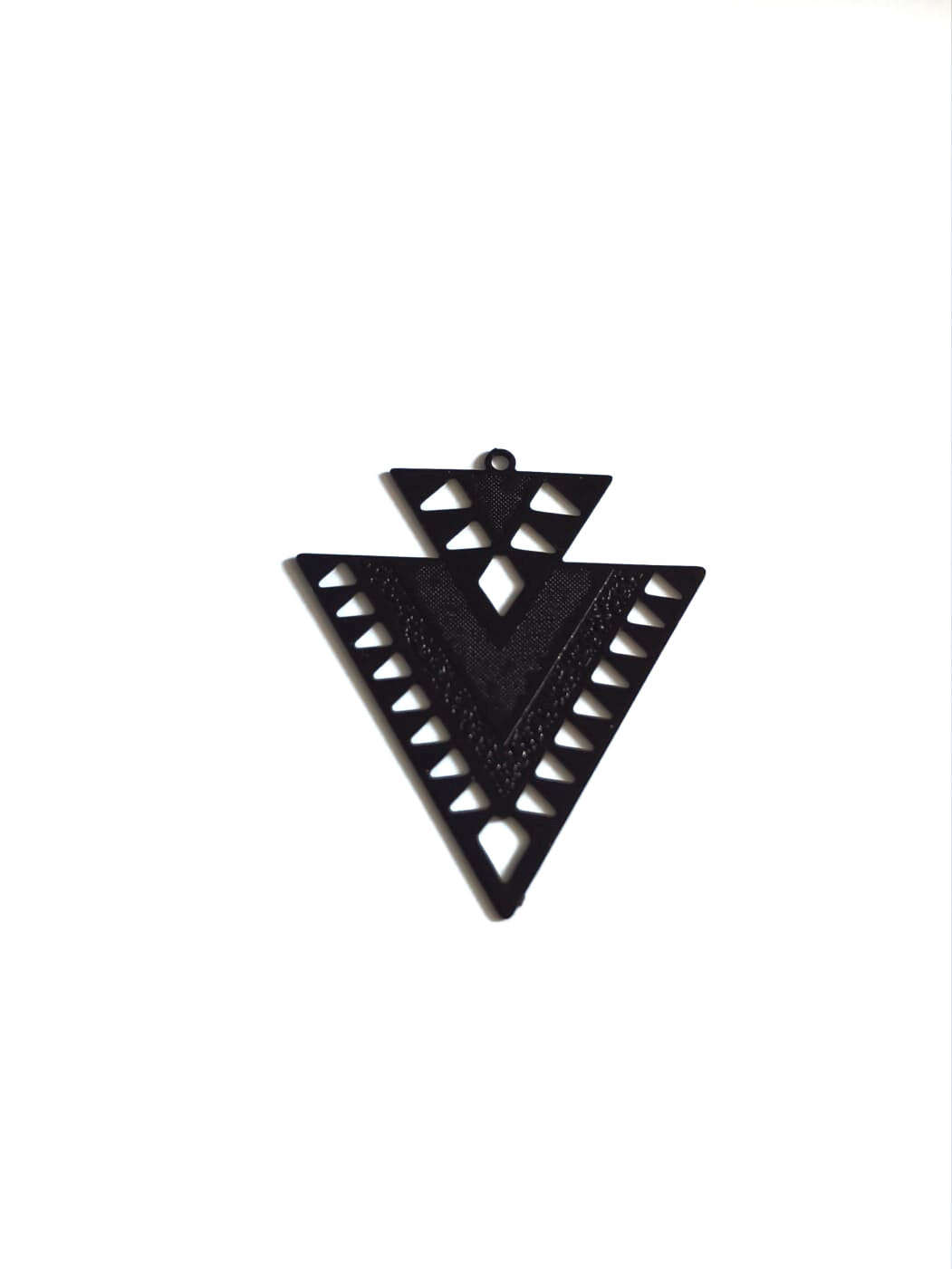 perlesetcreationbijoux-estampe-filigrane-triangle-31x26mm-noir