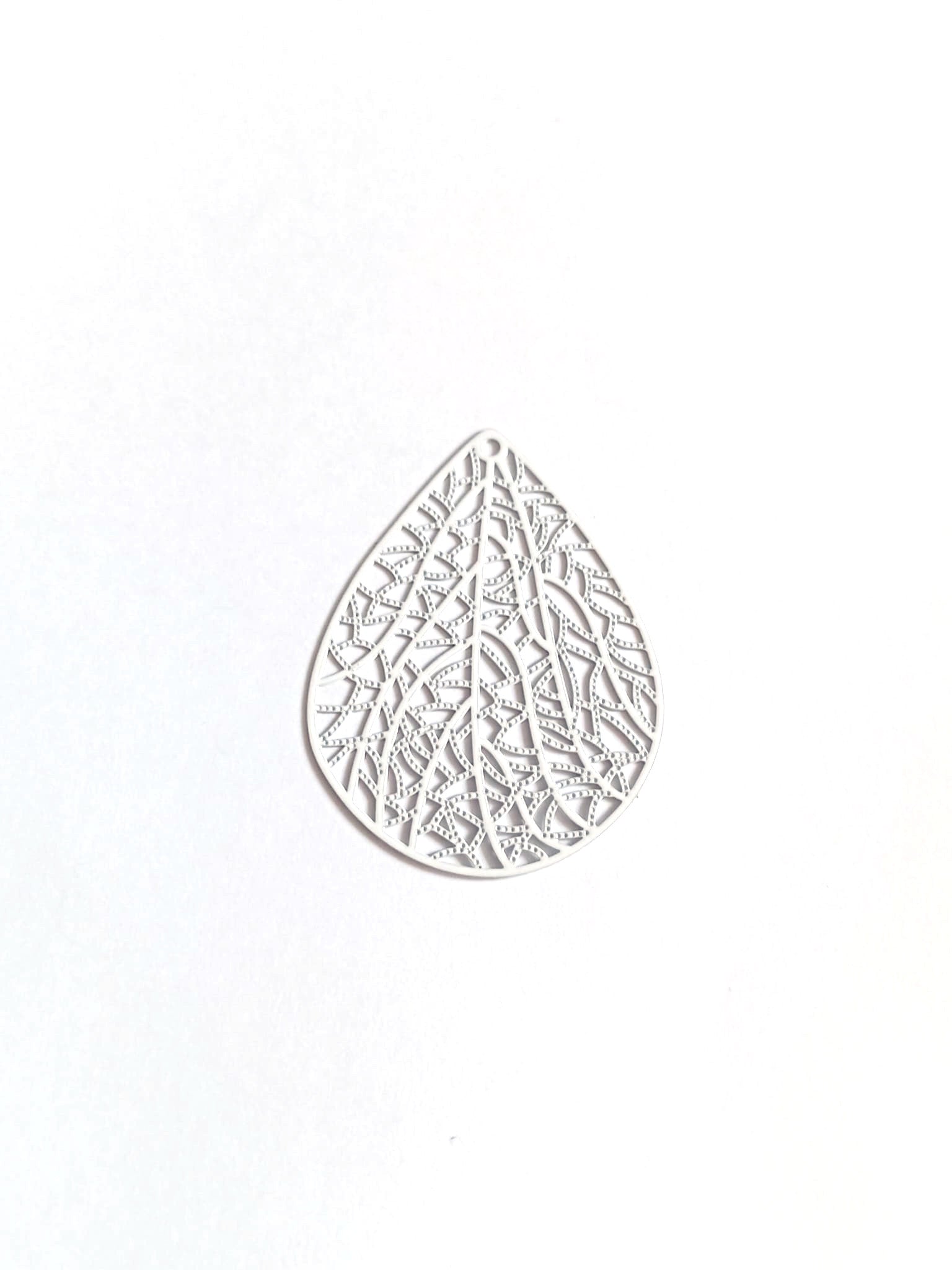 perlesetcreationbijoux-estampe-filigrane-goutte-41x30mm-blanc