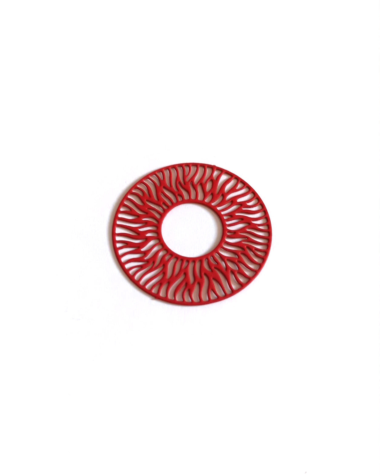 perlesetcreationbijoux-estampe-ronde-ajouree-acier-inoxydable-30mm-rouge