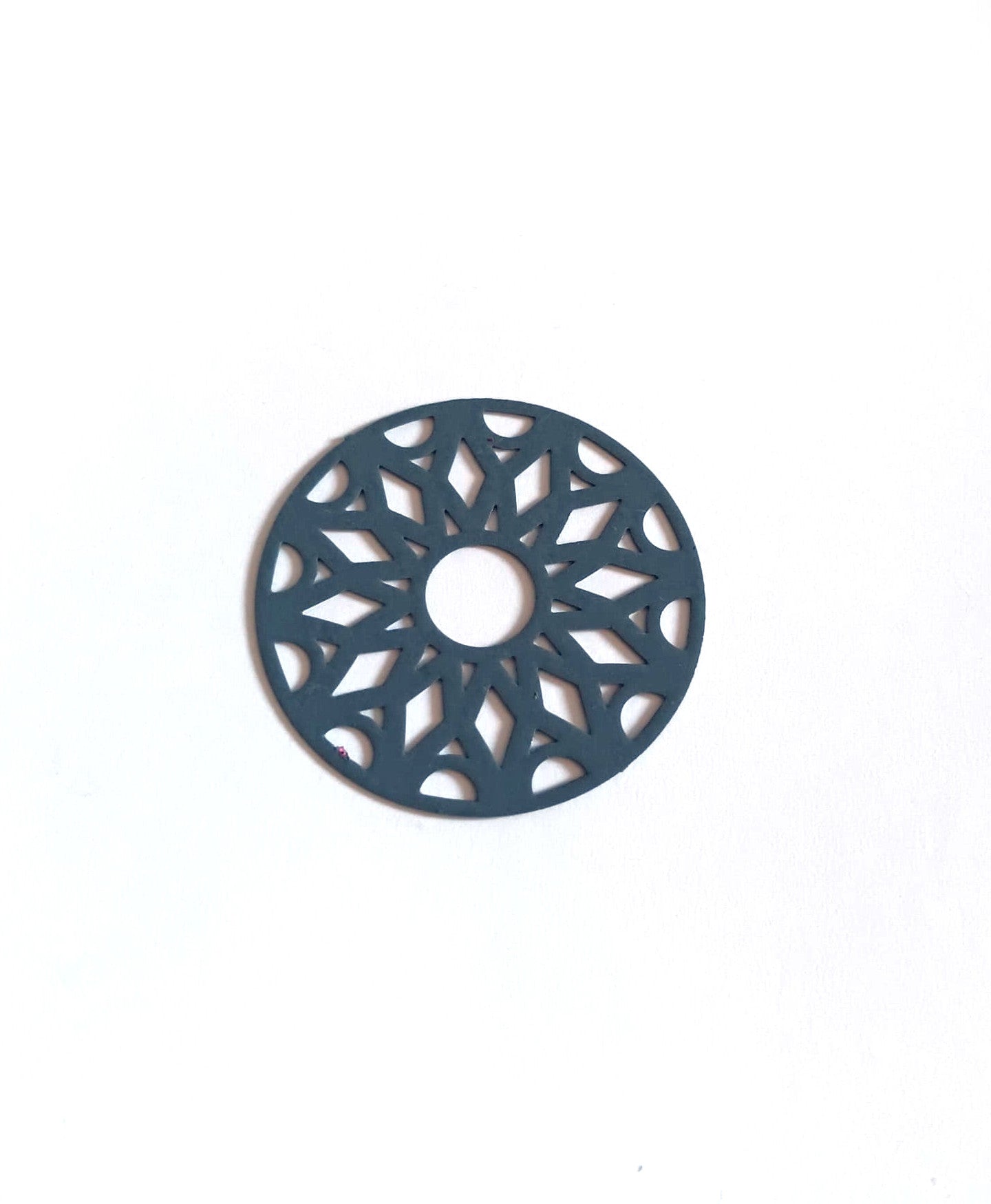 perlesetcreationbijoux-estampe-filigrane-ronde-33mm-gris
