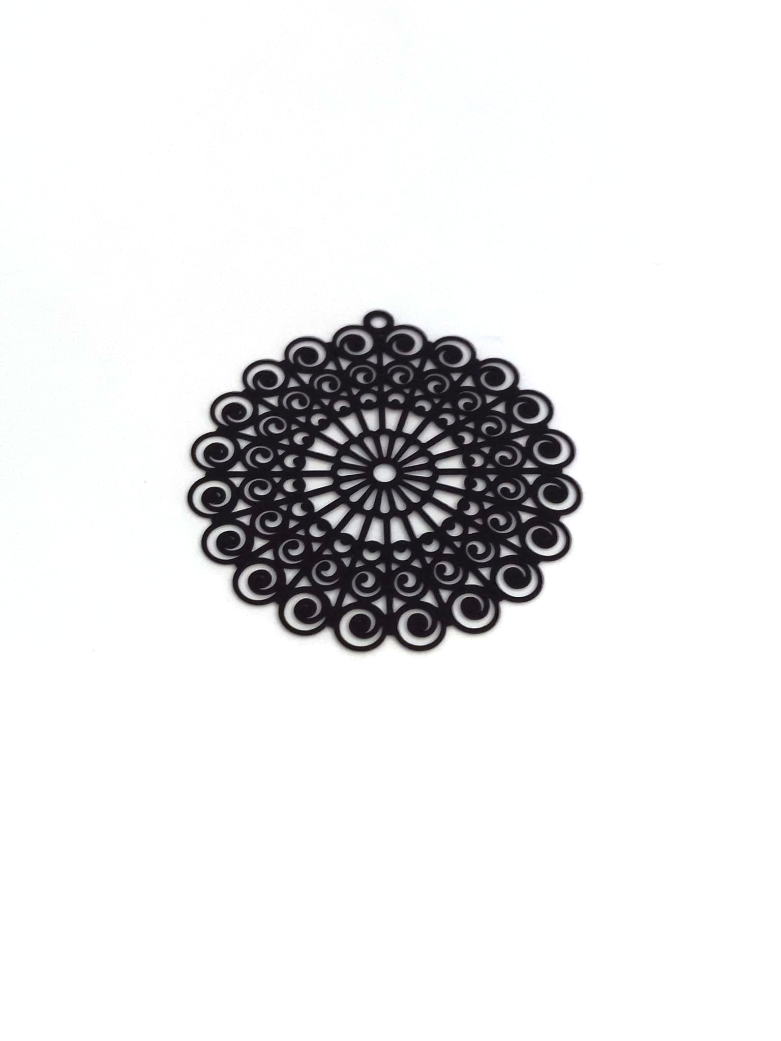perlesetcreationbijoux-estampe-filigrane-rosace-45x42mm-noire