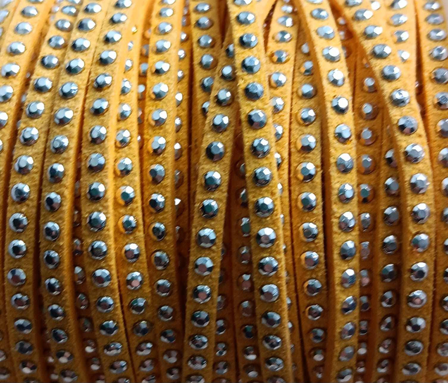 perlesetcreationbijoux - cordon de suédine strassée 3 mm jaune moutarde