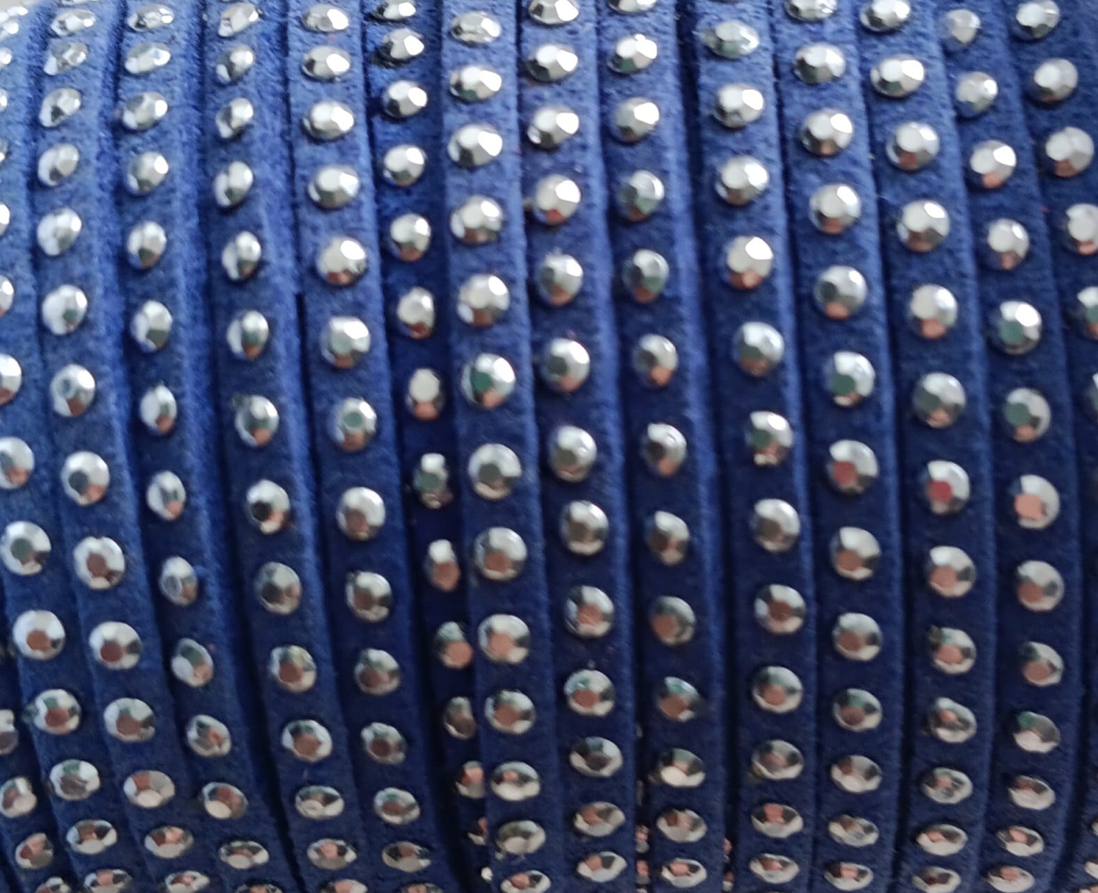 perlesetcreationbijoux - cordon de suédine strassée 3 mm bleu