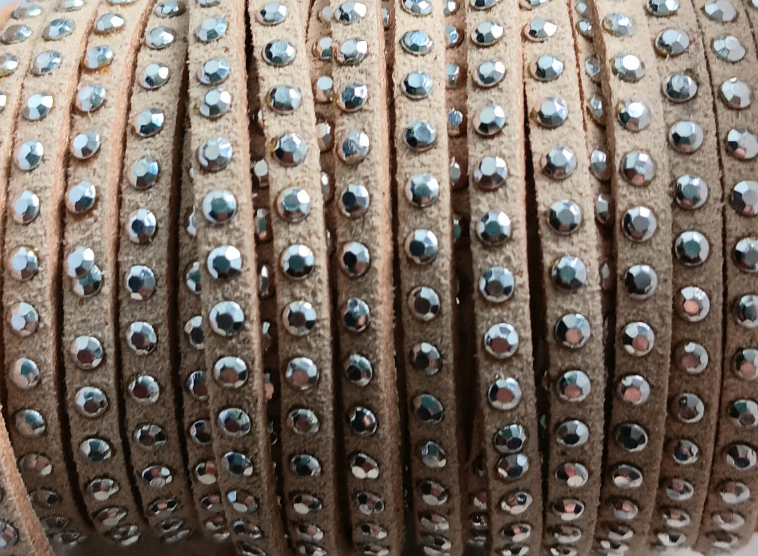 perlesetcreationbijoux - cordon de suédine strassée 3 mm beige