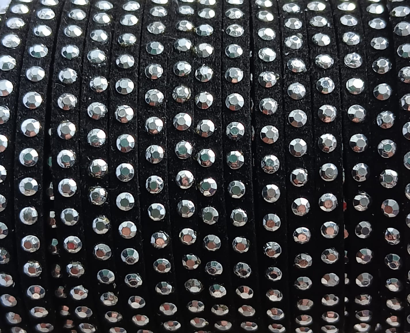 perlesetcreationbijoux - cordon de suédine strassée 3 mm noir