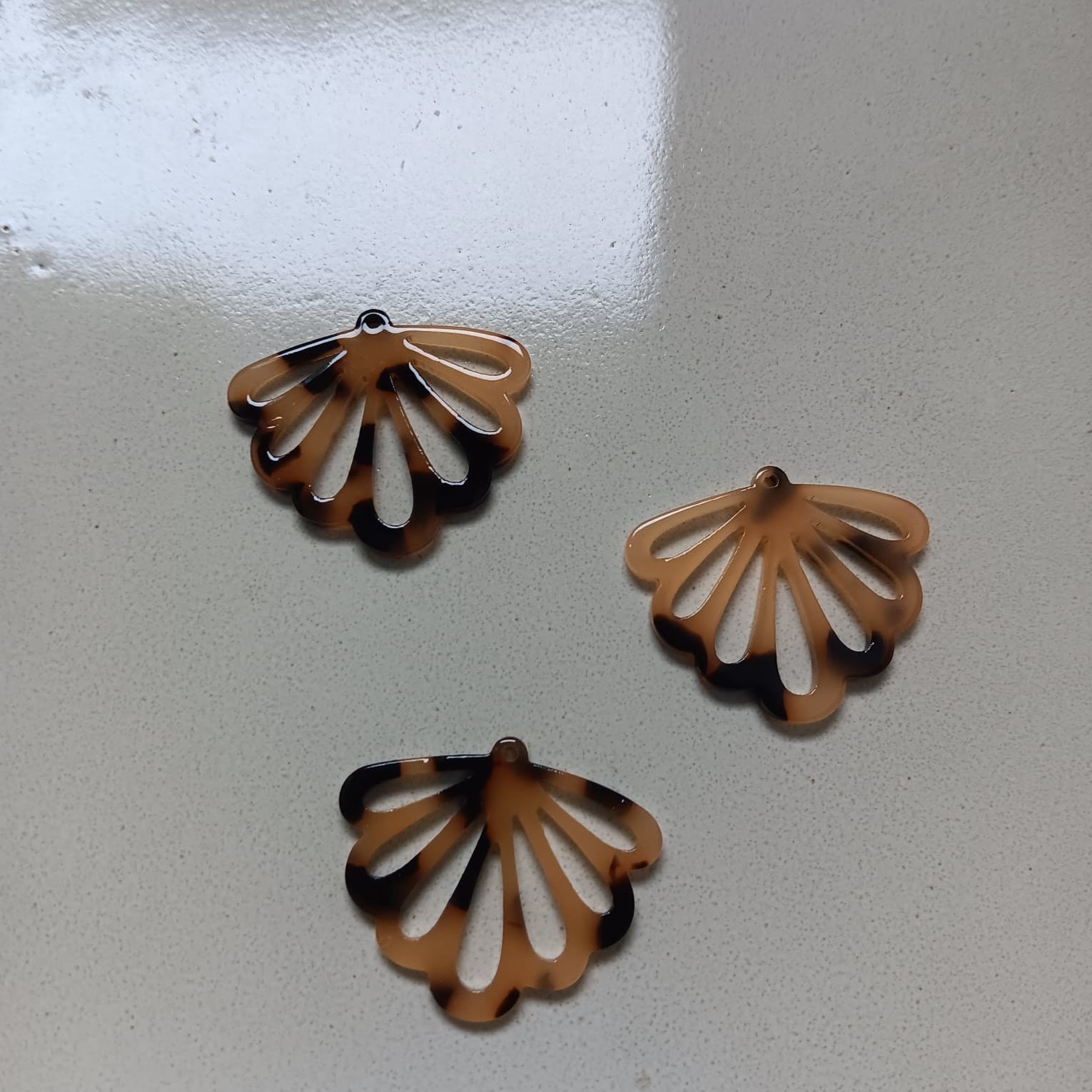 perlesetcreationbijoux - pendentifs feuille en acétate marron de 30x36 mm