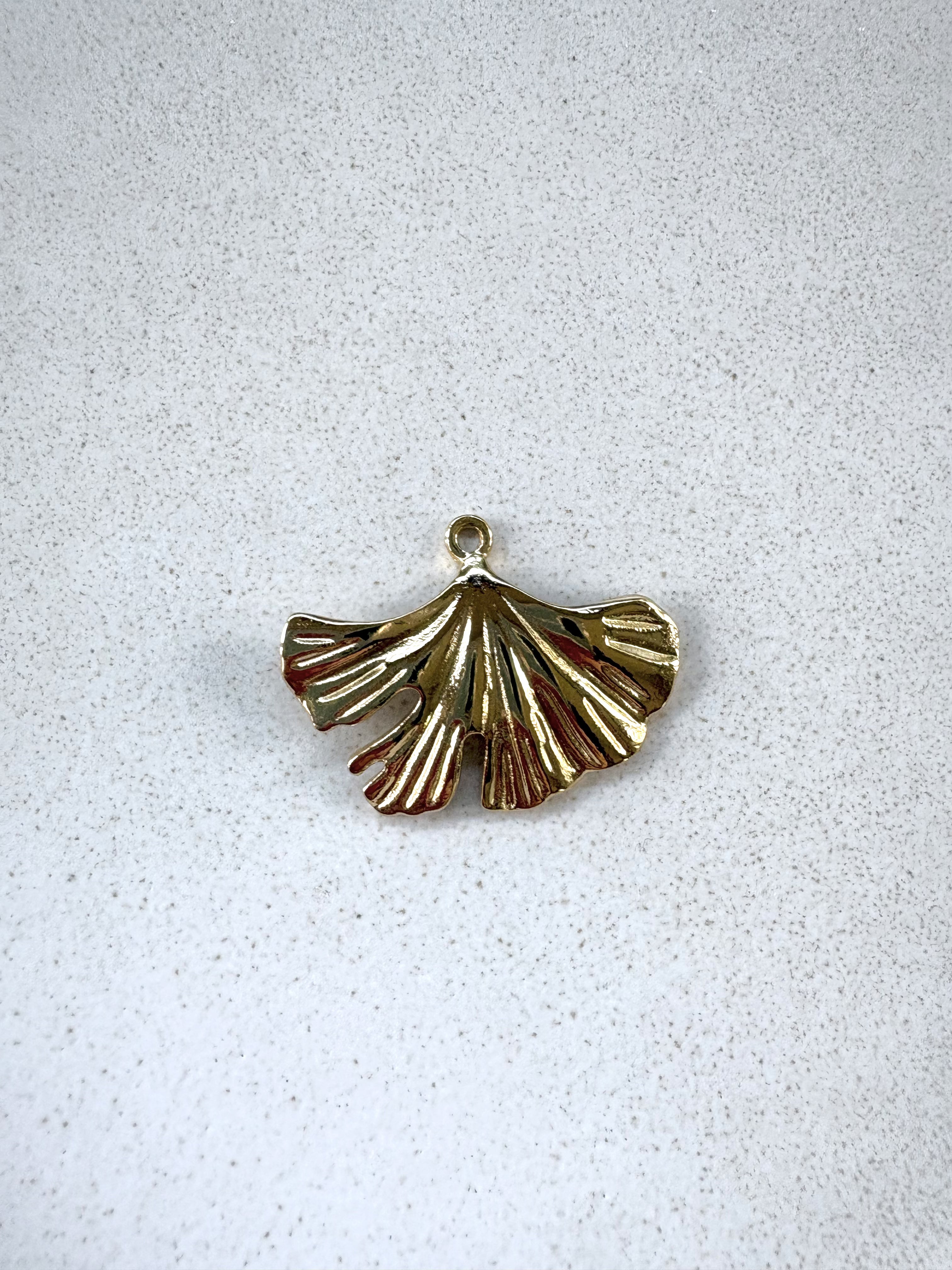 perlesetcreationbijoux - pendentif feuille de ginkgo en acier inoxydable 304 doré, plaqué or 18K PVD de 22,5x30 mm