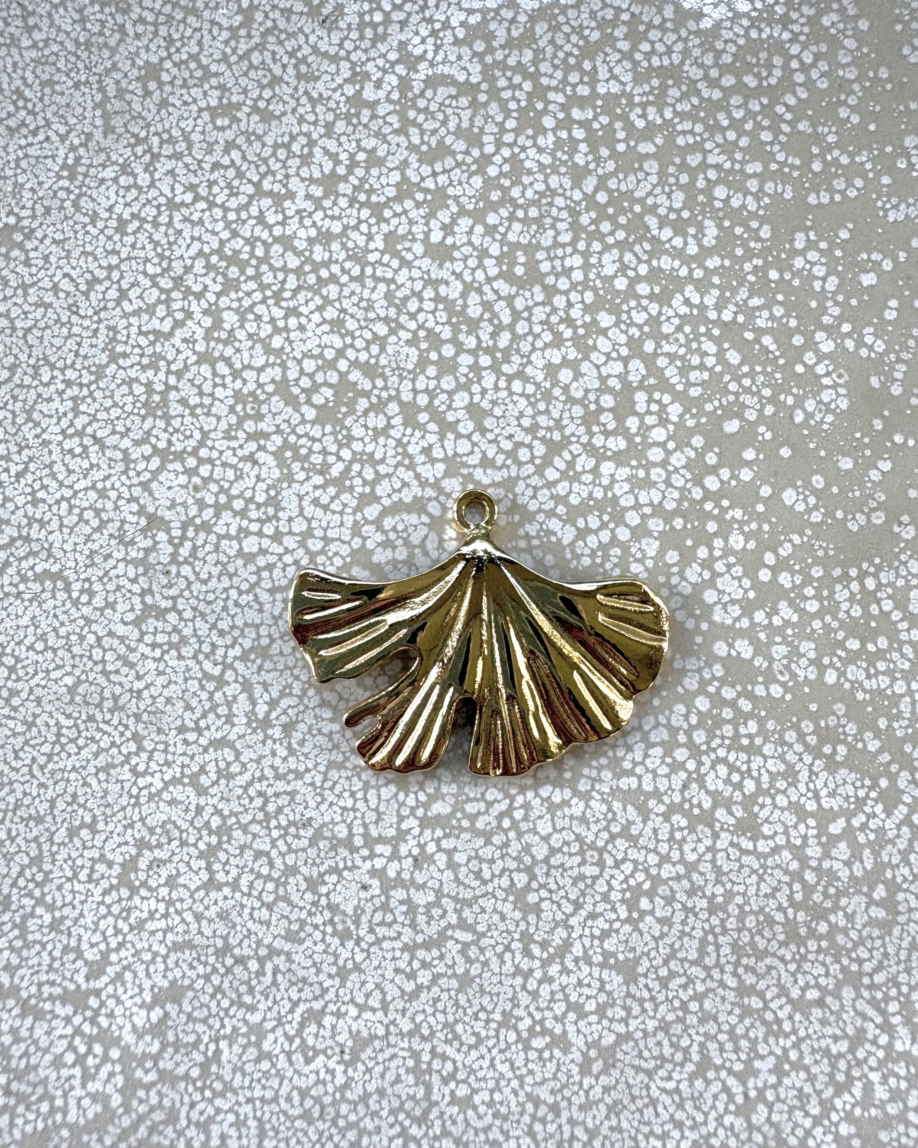 perlesetcreationbijoux - pendentif feuille de ginkgo en acier inoxydable 304 doré, plaqué or 18K PVD de 22,5x30 mm