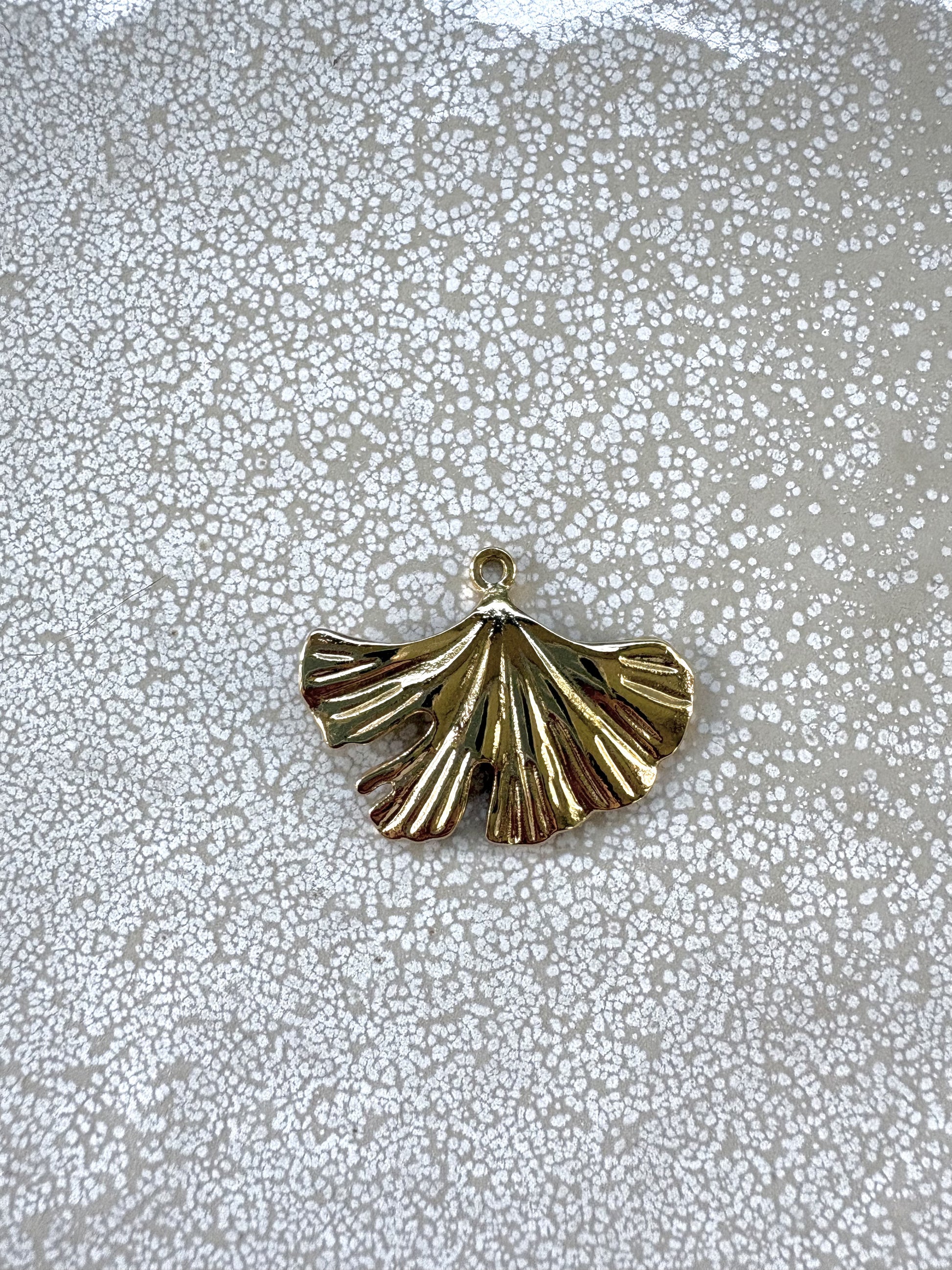 perlesetcreationbijoux - pendentif feuille de ginkgo en acier inoxydable 304 doré, plaqué or 18K PVD de 22,5x30 mm