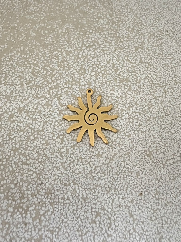 perlesetcreationbijoux - pendentif soleil en acier inoxydable doré de 23x21 mm