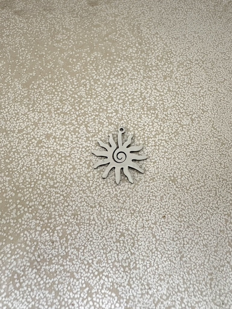 perlesetcreationbijoux - pendentif soleil en acier inoxydable argenté de 23x21 mm