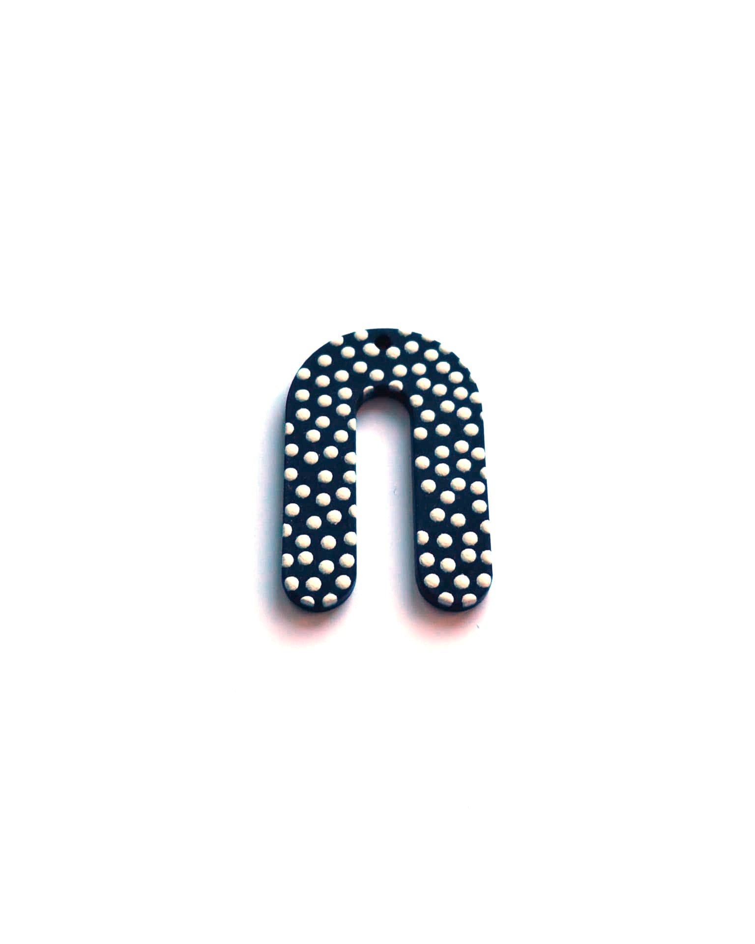 perlesetcreationbijoux-pendentif-acetate-forme-u-noir-pois-blanc