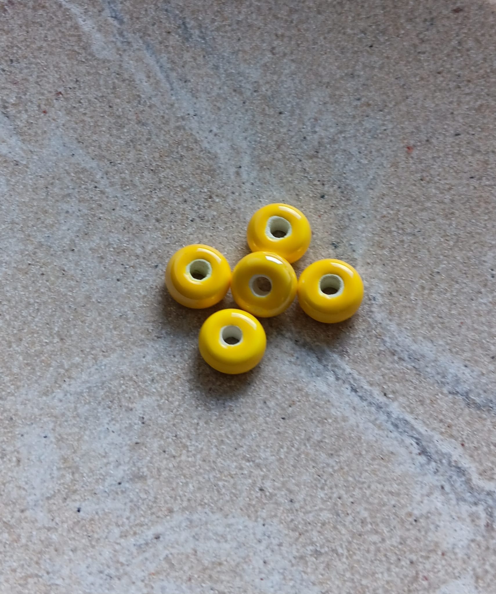 perlesetcreationbijoux-perle-ceramique-rondelle-9x4mm-jaune