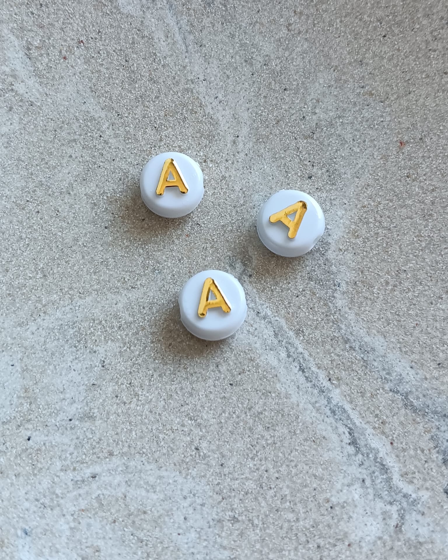 Perle lettre alphabet doré/blanc - 10mm
