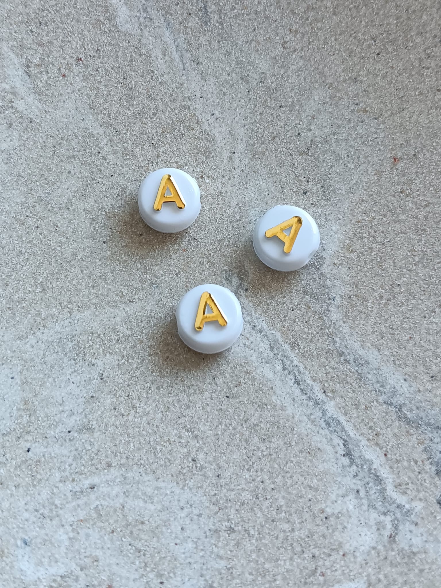 Perle lettre alphabet doré/blanc - 10mm