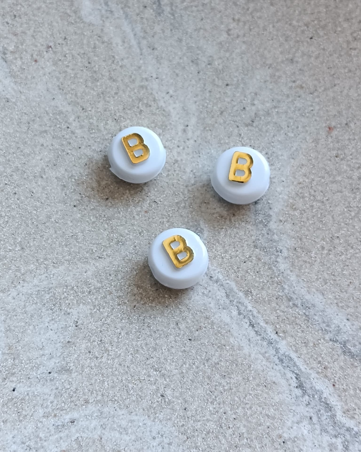 Perle lettre alphabet doré/blanc - 10mm